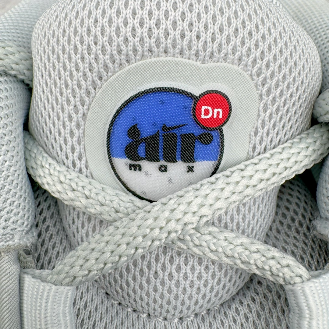 图片[16]-＃Lw纯原 NK Air Max Dn 网布舒适时尚耐磨透气低帮生活气垫休闲鞋 灰色 货号：DV3337-005 鞋面将延续 Air Max 家族的流线型设计 采用纺织布料打造 鞋底则搭载了全新的DynamicAir技术 由双气室和四根管状Nike Air气囊结构组成 鞋身整体以黑色为主色调 搭配橄榄绿色细节点缀 最大的亮点是侧面带有醒目的\\\”Supreme\\\”字样 彰显特殊的联名身份 尺码：36 36.5 37.5 38 38.5 39 40 40.5 41 42 42.5 43 44 44.5 45-选品中心