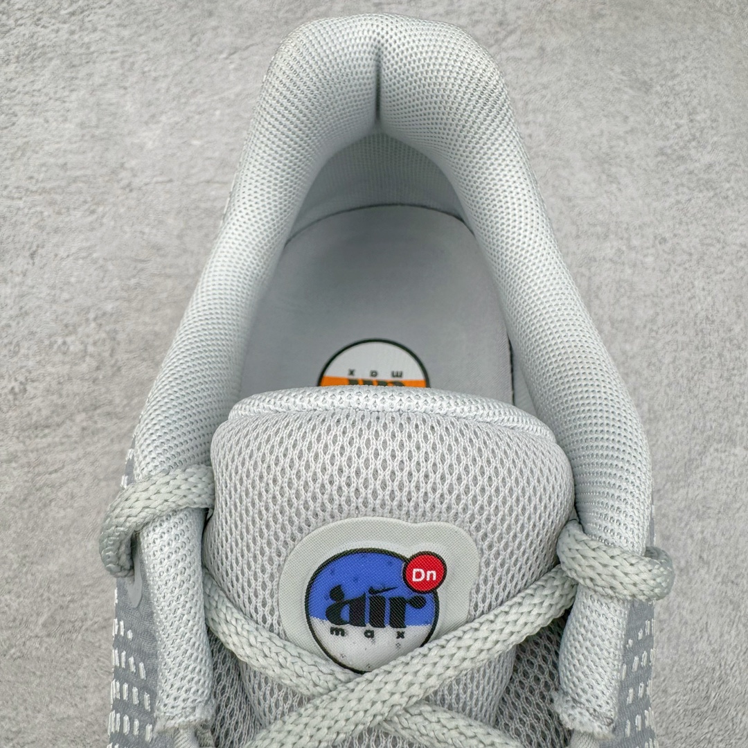 图片[17]-＃Lw纯原 NK Air Max Dn 网布舒适时尚耐磨透气低帮生活气垫休闲鞋 灰色 货号：DV3337-005 鞋面将延续 Air Max 家族的流线型设计 采用纺织布料打造 鞋底则搭载了全新的DynamicAir技术 由双气室和四根管状Nike Air气囊结构组成 鞋身整体以黑色为主色调 搭配橄榄绿色细节点缀 最大的亮点是侧面带有醒目的\\\”Supreme\\\”字样 彰显特殊的联名身份 尺码：36 36.5 37.5 38 38.5 39 40 40.5 41 42 42.5 43 44 44.5 45-选品中心