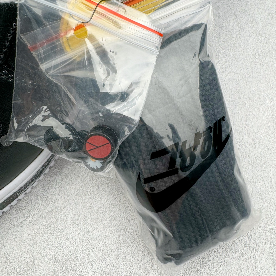 图片[15]-＃OG纯原 PEACEMINUSONE x NK Air Force 1 \\\”Para-Noise 3.0\\\” 权志龙联名空军一号低帮 货号：AQ3692-004 与 2.0 的白色相比，3.0 版本回归了初代的黑色鞋面设计。并且在侧身 Swoosh 上，大胆注入了彩色设计，整体观感和初代的亲友限定版本有着几分相似。独特的内外、左右多巴胺色系的鸳鸯设定，释放满满的新鲜活力。整体依然黑色为主，使得日常穿搭的门槛依旧保持在较低的水平，搭配一条牛仔裤或者卫裤，都能轻松驾驭。而鞋款的标志性设计——涂鸦中底和 “刮刮乐” 鞋面依旧保留，使得这双鞋在日常的穿着过程中会产生不同的变化，同时也可以成为 DIY 的个性画板。尺码：36 36.5 37.5 38 38.5 39 40 40.5 41 42 42.5 43 44 44.5 45 46 47.5 48.5-选品中心