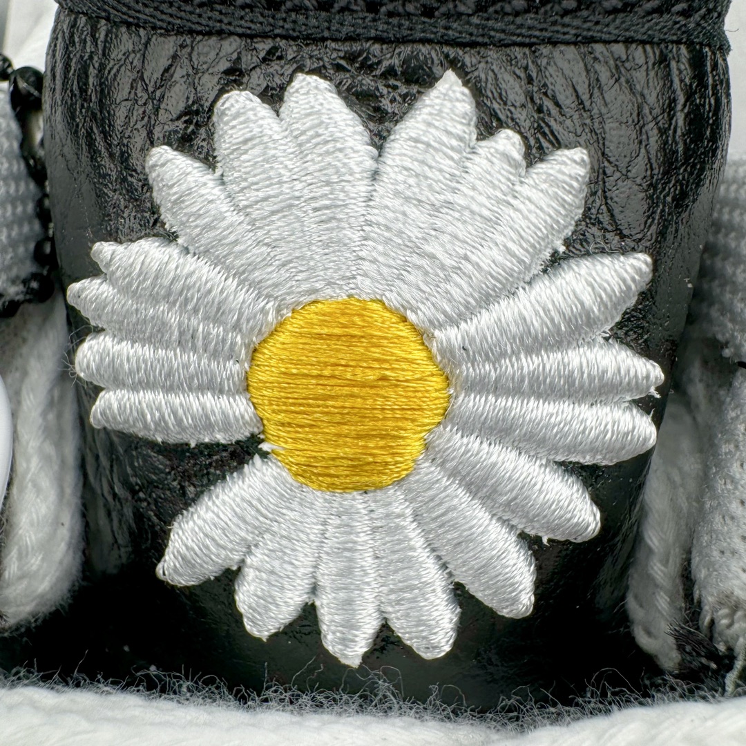 图片[16]-＃OG纯原 PEACEMINUSONE x NK Air Force 1 \\\”Para-Noise 3.0\\\” 权志龙联名空军一号低帮 货号：AQ3692-004 与 2.0 的白色相比，3.0 版本回归了初代的黑色鞋面设计。并且在侧身 Swoosh 上，大胆注入了彩色设计，整体观感和初代的亲友限定版本有着几分相似。独特的内外、左右多巴胺色系的鸳鸯设定，释放满满的新鲜活力。整体依然黑色为主，使得日常穿搭的门槛依旧保持在较低的水平，搭配一条牛仔裤或者卫裤，都能轻松驾驭。而鞋款的标志性设计——涂鸦中底和 “刮刮乐” 鞋面依旧保留，使得这双鞋在日常的穿着过程中会产生不同的变化，同时也可以成为 DIY 的个性画板。尺码：36 36.5 37.5 38 38.5 39 40 40.5 41 42 42.5 43 44 44.5 45 46 47.5 48.5-选品中心