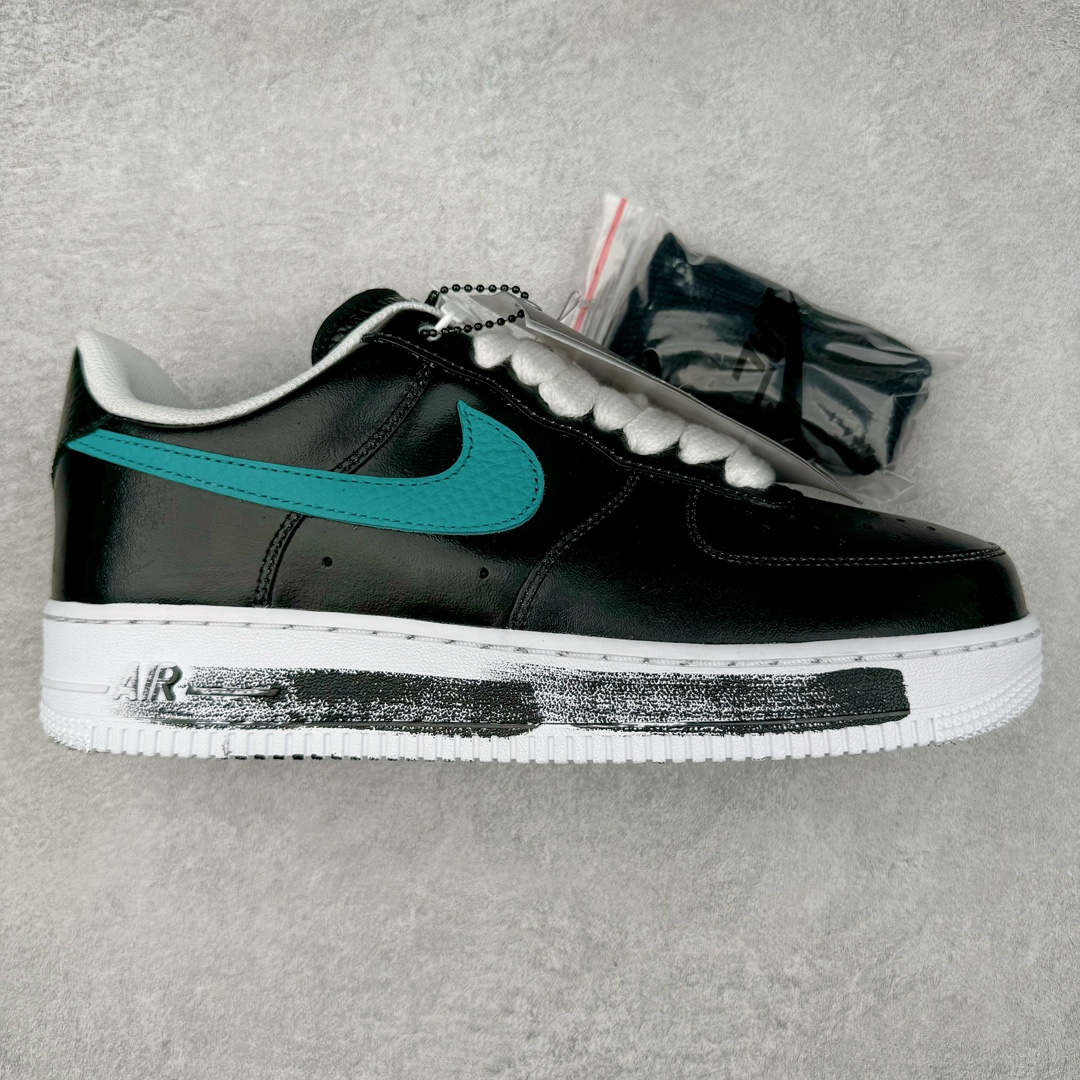 ＃OG纯原 PEACEMINUSONE x NK Air Force 1 \\\”Para-Noise 3.0\\\” 权志龙联名空军一号低帮 货号：AQ3692-004 与 2.0 的白色相比，3.0 版本回归了初代的黑色鞋面设计。并且在侧身 Swoosh 上，大胆注入了彩色设计，整体观感和初代的亲友限定版本有着几分相似。独特的内外、左右多巴胺色系的鸳鸯设定，释放满满的新鲜活力。整体依然黑色为主，使得日常穿搭的门槛依旧保持在较低的水平，搭配一条牛仔裤或者卫裤，都能轻松驾驭。而鞋款的标志性设计——涂鸦中底和 “刮刮乐” 鞋面依旧保留，使得这双鞋在日常的穿着过程中会产生不同的变化，同时也可以成为 DIY 的个性画板。尺码：36 36.5 37.5 38 38.5 39 40 40.5 41 42 42.5 43 44 44.5 45 46 47.5 48.5-选品中心