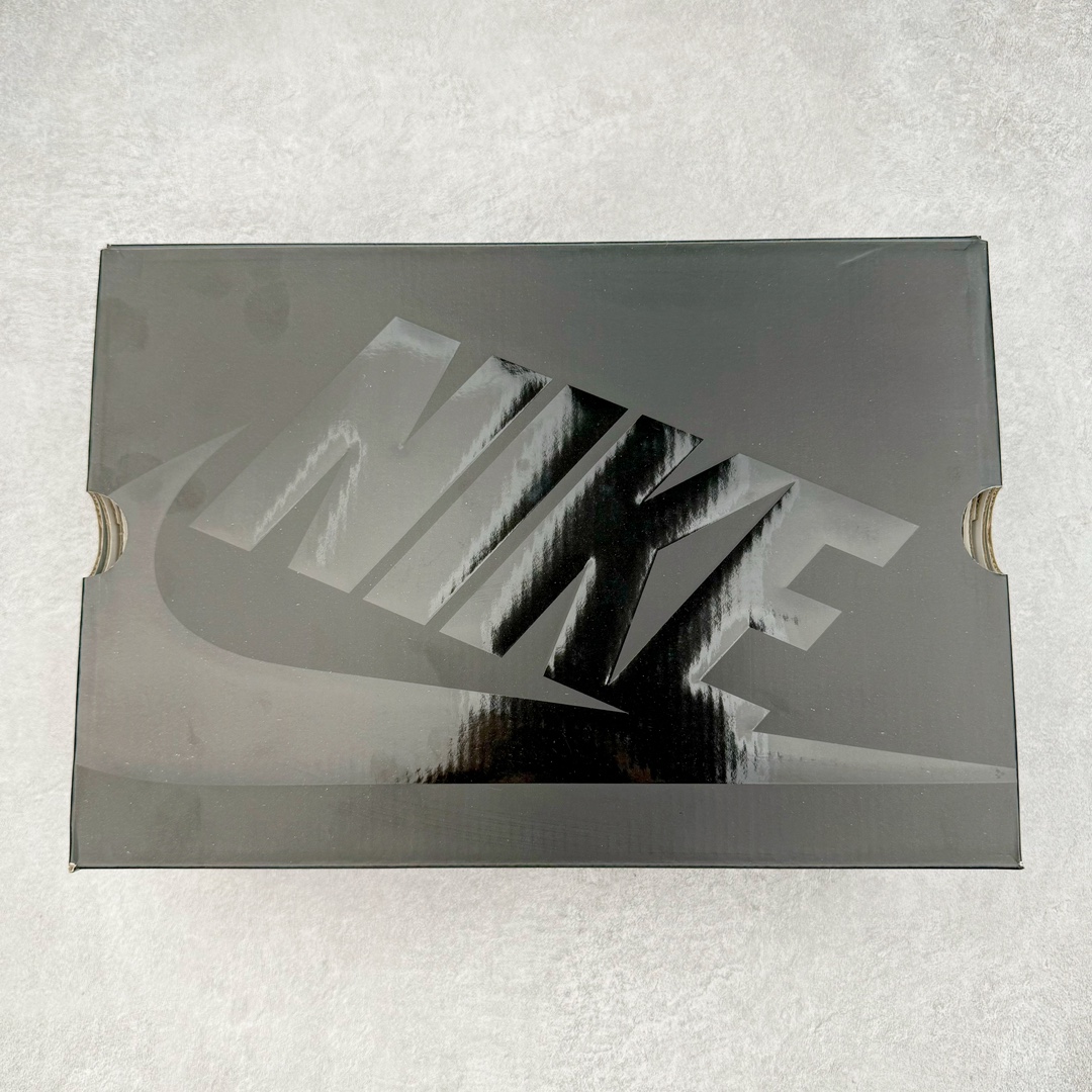 图片[25]-＃OG纯原 PEACEMINUSONE x NK Air Force 1 \\\”Para-Noise 3.0\\\” 权志龙联名空军一号低帮 货号：AQ3692-004 与 2.0 的白色相比，3.0 版本回归了初代的黑色鞋面设计。并且在侧身 Swoosh 上，大胆注入了彩色设计，整体观感和初代的亲友限定版本有着几分相似。独特的内外、左右多巴胺色系的鸳鸯设定，释放满满的新鲜活力。整体依然黑色为主，使得日常穿搭的门槛依旧保持在较低的水平，搭配一条牛仔裤或者卫裤，都能轻松驾驭。而鞋款的标志性设计——涂鸦中底和 “刮刮乐” 鞋面依旧保留，使得这双鞋在日常的穿着过程中会产生不同的变化，同时也可以成为 DIY 的个性画板。尺码：36 36.5 37.5 38 38.5 39 40 40.5 41 42 42.5 43 44 44.5 45 46 47.5 48.5-选品中心