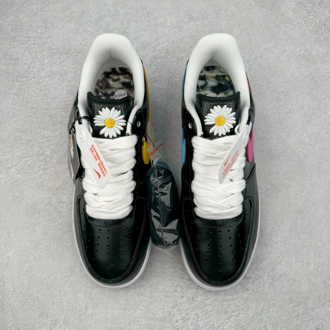 图片[2]-＃OG纯原 PEACEMINUSONE x NK Air Force 1 \\\”Para-Noise 3.0\\\” 权志龙联名空军一号低帮 货号：AQ3692-004 与 2.0 的白色相比，3.0 版本回归了初代的黑色鞋面设计。并且在侧身 Swoosh 上，大胆注入了彩色设计，整体观感和初代的亲友限定版本有着几分相似。独特的内外、左右多巴胺色系的鸳鸯设定，释放满满的新鲜活力。整体依然黑色为主，使得日常穿搭的门槛依旧保持在较低的水平，搭配一条牛仔裤或者卫裤，都能轻松驾驭。而鞋款的标志性设计——涂鸦中底和 “刮刮乐” 鞋面依旧保留，使得这双鞋在日常的穿着过程中会产生不同的变化，同时也可以成为 DIY 的个性画板。尺码：36 36.5 37.5 38 38.5 39 40 40.5 41 42 42.5 43 44 44.5 45 46 47.5 48.5-选品中心