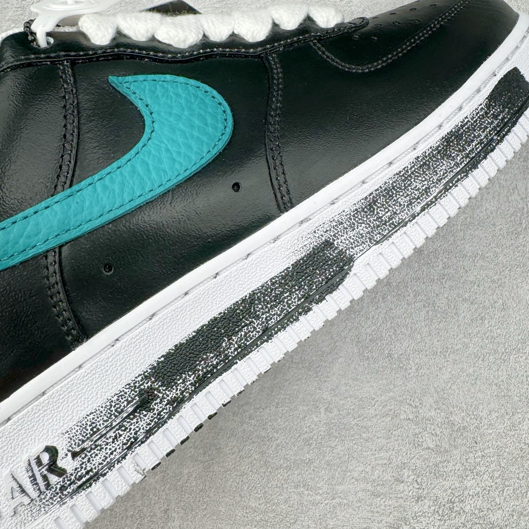 图片[22]-＃OG纯原 PEACEMINUSONE x NK Air Force 1 \\\”Para-Noise 3.0\\\” 权志龙联名空军一号低帮 货号：AQ3692-004 与 2.0 的白色相比，3.0 版本回归了初代的黑色鞋面设计。并且在侧身 Swoosh 上，大胆注入了彩色设计，整体观感和初代的亲友限定版本有着几分相似。独特的内外、左右多巴胺色系的鸳鸯设定，释放满满的新鲜活力。整体依然黑色为主，使得日常穿搭的门槛依旧保持在较低的水平，搭配一条牛仔裤或者卫裤，都能轻松驾驭。而鞋款的标志性设计——涂鸦中底和 “刮刮乐” 鞋面依旧保留，使得这双鞋在日常的穿着过程中会产生不同的变化，同时也可以成为 DIY 的个性画板。尺码：36 36.5 37.5 38 38.5 39 40 40.5 41 42 42.5 43 44 44.5 45 46 47.5 48.5-选品中心
