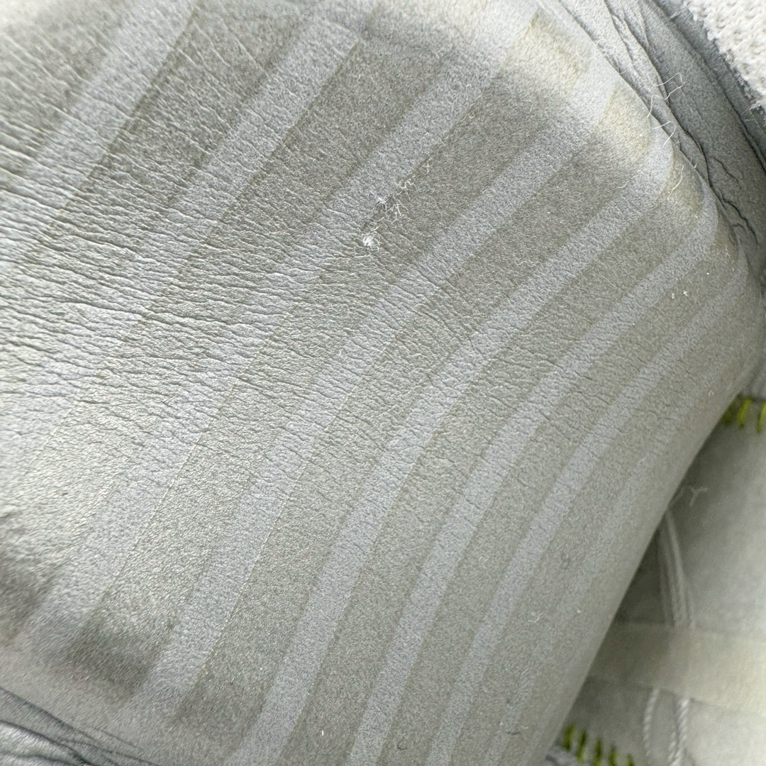 图片[11]-＃OG纯原 PEACEMINUSONE x NK Air Force 1 \\\”Para-Noise 3.0\\\” 权志龙联名空军一号低帮 货号：AQ3692-004 与 2.0 的白色相比，3.0 版本回归了初代的黑色鞋面设计。并且在侧身 Swoosh 上，大胆注入了彩色设计，整体观感和初代的亲友限定版本有着几分相似。独特的内外、左右多巴胺色系的鸳鸯设定，释放满满的新鲜活力。整体依然黑色为主，使得日常穿搭的门槛依旧保持在较低的水平，搭配一条牛仔裤或者卫裤，都能轻松驾驭。而鞋款的标志性设计——涂鸦中底和 “刮刮乐” 鞋面依旧保留，使得这双鞋在日常的穿着过程中会产生不同的变化，同时也可以成为 DIY 的个性画板。尺码：36 36.5 37.5 38 38.5 39 40 40.5 41 42 42.5 43 44 44.5 45 46 47.5 48.5-选品中心