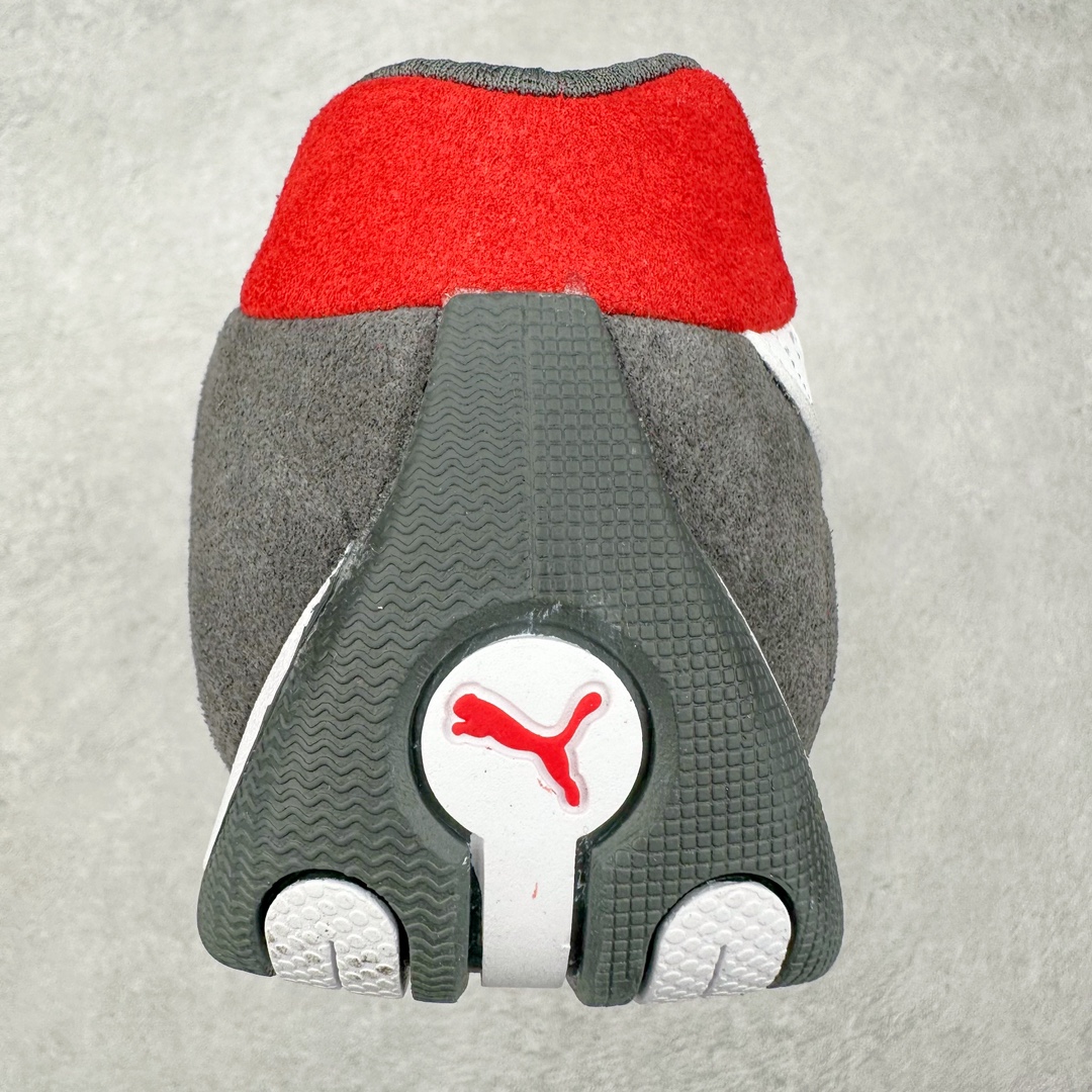 图片[8]-PUMA Speedca OG 彪马极速赛车系列低帮德训风拼接复古百搭休闲运动赛车鞋 鞋款从80、90年代赛车手所穿的防火赛车鞋为原型，鞋身线条模仿了赛车的流线廓形，体现了空气动力学原理的结构。简约流畅的外观，恰好又和贯穿其中的Formstrip Logo融合恰到好处，视觉上细节丰富且协调。本次Speedcat OG鞋款归来，最大看点自然式保留了窄版鞋型以及薄底构造。这两年各品牌鞋底越做越厚，Speedcat反其道而行之，上脚几乎无鞋底的效果带来耳目一新的视觉体验。鞋面依旧是以质感细腻的麂皮材质打造，并且大面积近乎全包裹的使用，复古味道也愈发浓烈。配色上更是将最原始的黑色和红色带回，向F1赛车队的标志性队服致敬。相信让各位一眼种草的更多是出挑的大红色，上脚即可瞬间点亮整体造型，在以球鞋为核心的OOTD中脱颖而出。而另一款黑色则是低调的万金油，彰显新潮个性的同时又不喧宾夺主，也是热爱简约系穿搭朋友的首选。 尺码：35.5 36 37 37.5 38 38.5 39 40 40.5 41 42 42.5 43 44 44.5 45-选品中心