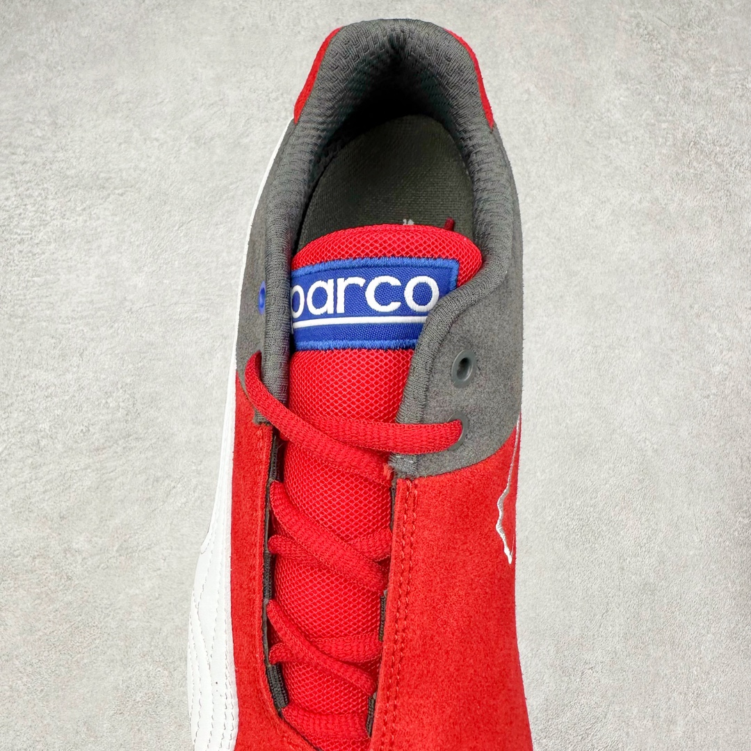 图片[5]-PUMA Speedca OG 彪马极速赛车系列低帮德训风拼接复古百搭休闲运动赛车鞋 鞋款从80、90年代赛车手所穿的防火赛车鞋为原型，鞋身线条模仿了赛车的流线廓形，体现了空气动力学原理的结构。简约流畅的外观，恰好又和贯穿其中的Formstrip Logo融合恰到好处，视觉上细节丰富且协调。本次Speedcat OG鞋款归来，最大看点自然式保留了窄版鞋型以及薄底构造。这两年各品牌鞋底越做越厚，Speedcat反其道而行之，上脚几乎无鞋底的效果带来耳目一新的视觉体验。鞋面依旧是以质感细腻的麂皮材质打造，并且大面积近乎全包裹的使用，复古味道也愈发浓烈。配色上更是将最原始的黑色和红色带回，向F1赛车队的标志性队服致敬。相信让各位一眼种草的更多是出挑的大红色，上脚即可瞬间点亮整体造型，在以球鞋为核心的OOTD中脱颖而出。而另一款黑色则是低调的万金油，彰显新潮个性的同时又不喧宾夺主，也是热爱简约系穿搭朋友的首选。 尺码：35.5 36 37 37.5 38 38.5 39 40 40.5 41 42 42.5 43 44 44.5 45-选品中心