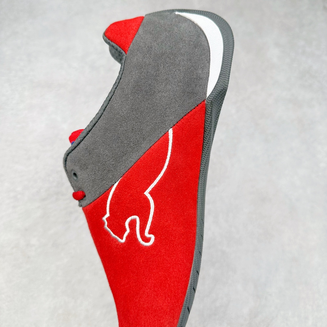 图片[7]-PUMA Speedca OG 彪马极速赛车系列低帮德训风拼接复古百搭休闲运动赛车鞋 鞋款从80、90年代赛车手所穿的防火赛车鞋为原型，鞋身线条模仿了赛车的流线廓形，体现了空气动力学原理的结构。简约流畅的外观，恰好又和贯穿其中的Formstrip Logo融合恰到好处，视觉上细节丰富且协调。本次Speedcat OG鞋款归来，最大看点自然式保留了窄版鞋型以及薄底构造。这两年各品牌鞋底越做越厚，Speedcat反其道而行之，上脚几乎无鞋底的效果带来耳目一新的视觉体验。鞋面依旧是以质感细腻的麂皮材质打造，并且大面积近乎全包裹的使用，复古味道也愈发浓烈。配色上更是将最原始的黑色和红色带回，向F1赛车队的标志性队服致敬。相信让各位一眼种草的更多是出挑的大红色，上脚即可瞬间点亮整体造型，在以球鞋为核心的OOTD中脱颖而出。而另一款黑色则是低调的万金油，彰显新潮个性的同时又不喧宾夺主，也是热爱简约系穿搭朋友的首选。 尺码：35.5 36 37 37.5 38 38.5 39 40 40.5 41 42 42.5 43 44 44.5 45-选品中心