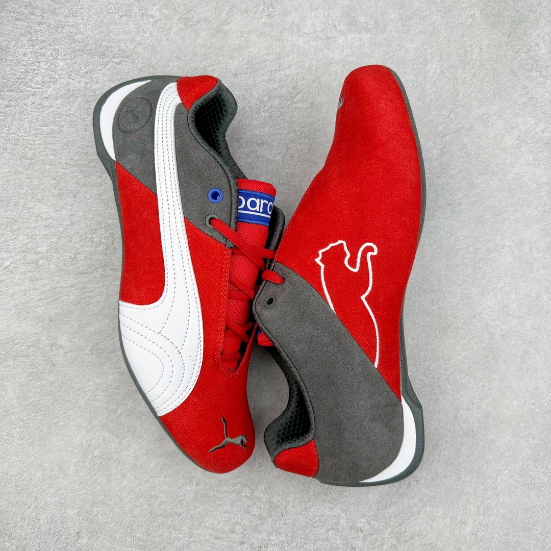 图片[3]-PUMA Speedca OG 彪马极速赛车系列低帮德训风拼接复古百搭休闲运动赛车鞋 鞋款从80、90年代赛车手所穿的防火赛车鞋为原型，鞋身线条模仿了赛车的流线廓形，体现了空气动力学原理的结构。简约流畅的外观，恰好又和贯穿其中的Formstrip Logo融合恰到好处，视觉上细节丰富且协调。本次Speedcat OG鞋款归来，最大看点自然式保留了窄版鞋型以及薄底构造。这两年各品牌鞋底越做越厚，Speedcat反其道而行之，上脚几乎无鞋底的效果带来耳目一新的视觉体验。鞋面依旧是以质感细腻的麂皮材质打造，并且大面积近乎全包裹的使用，复古味道也愈发浓烈。配色上更是将最原始的黑色和红色带回，向F1赛车队的标志性队服致敬。相信让各位一眼种草的更多是出挑的大红色，上脚即可瞬间点亮整体造型，在以球鞋为核心的OOTD中脱颖而出。而另一款黑色则是低调的万金油，彰显新潮个性的同时又不喧宾夺主，也是热爱简约系穿搭朋友的首选。 尺码：35.5 36 37 37.5 38 38.5 39 40 40.5 41 42 42.5 43 44 44.5 45-选品中心