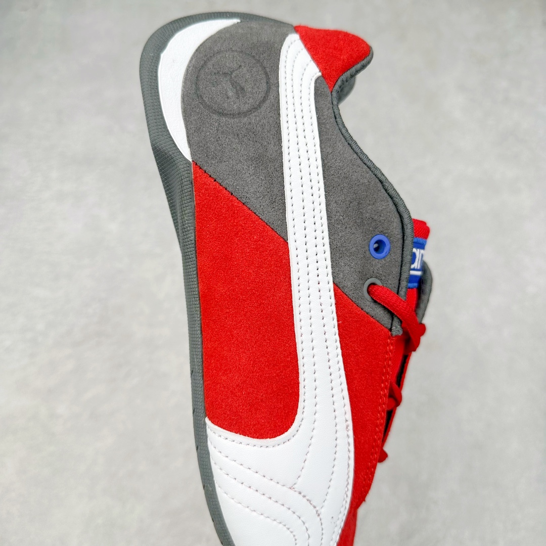 图片[6]-PUMA Speedca OG 彪马极速赛车系列低帮德训风拼接复古百搭休闲运动赛车鞋 鞋款从80、90年代赛车手所穿的防火赛车鞋为原型，鞋身线条模仿了赛车的流线廓形，体现了空气动力学原理的结构。简约流畅的外观，恰好又和贯穿其中的Formstrip Logo融合恰到好处，视觉上细节丰富且协调。本次Speedcat OG鞋款归来，最大看点自然式保留了窄版鞋型以及薄底构造。这两年各品牌鞋底越做越厚，Speedcat反其道而行之，上脚几乎无鞋底的效果带来耳目一新的视觉体验。鞋面依旧是以质感细腻的麂皮材质打造，并且大面积近乎全包裹的使用，复古味道也愈发浓烈。配色上更是将最原始的黑色和红色带回，向F1赛车队的标志性队服致敬。相信让各位一眼种草的更多是出挑的大红色，上脚即可瞬间点亮整体造型，在以球鞋为核心的OOTD中脱颖而出。而另一款黑色则是低调的万金油，彰显新潮个性的同时又不喧宾夺主，也是热爱简约系穿搭朋友的首选。 尺码：35.5 36 37 37.5 38 38.5 39 40 40.5 41 42 42.5 43 44 44.5 45-选品中心