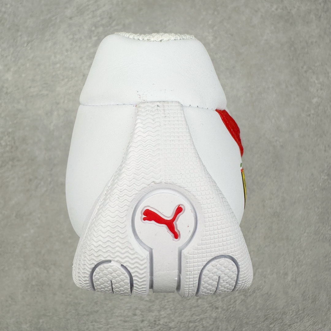 图片[8]-PUMA Speedca OG 彪马极速赛车系列低帮德训风拼接复古百搭休闲运动赛车鞋 鞋款从80、90年代赛车手所穿的防火赛车鞋为原型，鞋身线条模仿了赛车的流线廓形，体现了空气动力学原理的结构。简约流畅的外观，恰好又和贯穿其中的Formstrip Logo融合恰到好处，视觉上细节丰富且协调。本次Speedcat OG鞋款归来，最大看点自然式保留了窄版鞋型以及薄底构造。这两年各品牌鞋底越做越厚，Speedcat反其道而行之，上脚几乎无鞋底的效果带来耳目一新的视觉体验。鞋面依旧是以质感细腻的麂皮材质打造，并且大面积近乎全包裹的使用，复古味道也愈发浓烈。配色上更是将最原始的黑色和红色带回，向F1赛车队的标志性队服致敬。相信让各位一眼种草的更多是出挑的大红色，上脚即可瞬间点亮整体造型，在以球鞋为核心的OOTD中脱颖而出。而另一款黑色则是低调的万金油，彰显新潮个性的同时又不喧宾夺主，也是热爱简约系穿搭朋友的首选。 尺码：35.5 36 37 37.5 38 38.5 39 40 40.5 41 42 42.5 43 44 44.5 45-选品中心