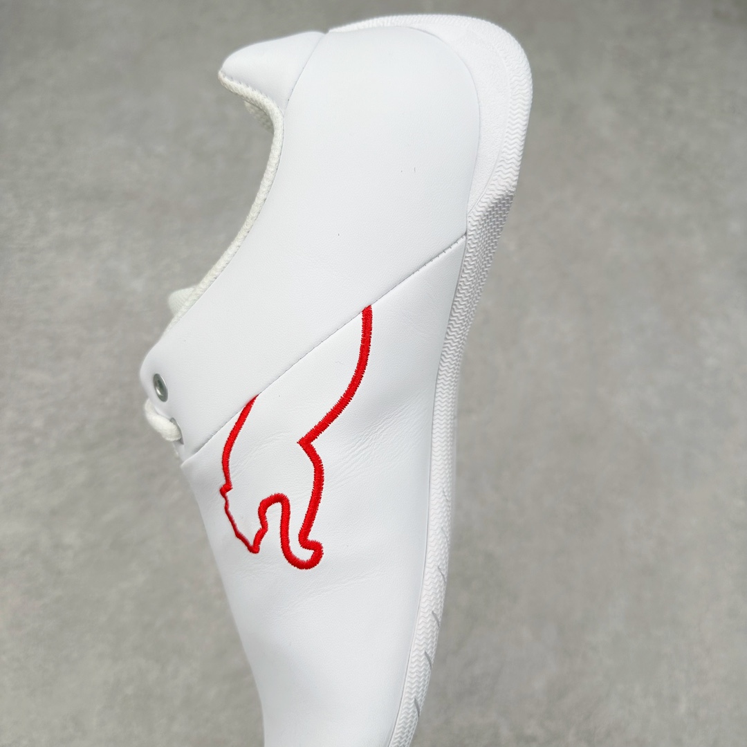 图片[7]-PUMA Speedca OG 彪马极速赛车系列低帮德训风拼接复古百搭休闲运动赛车鞋 鞋款从80、90年代赛车手所穿的防火赛车鞋为原型，鞋身线条模仿了赛车的流线廓形，体现了空气动力学原理的结构。简约流畅的外观，恰好又和贯穿其中的Formstrip Logo融合恰到好处，视觉上细节丰富且协调。本次Speedcat OG鞋款归来，最大看点自然式保留了窄版鞋型以及薄底构造。这两年各品牌鞋底越做越厚，Speedcat反其道而行之，上脚几乎无鞋底的效果带来耳目一新的视觉体验。鞋面依旧是以质感细腻的麂皮材质打造，并且大面积近乎全包裹的使用，复古味道也愈发浓烈。配色上更是将最原始的黑色和红色带回，向F1赛车队的标志性队服致敬。相信让各位一眼种草的更多是出挑的大红色，上脚即可瞬间点亮整体造型，在以球鞋为核心的OOTD中脱颖而出。而另一款黑色则是低调的万金油，彰显新潮个性的同时又不喧宾夺主，也是热爱简约系穿搭朋友的首选。 尺码：35.5 36 37 37.5 38 38.5 39 40 40.5 41 42 42.5 43 44 44.5 45-选品中心
