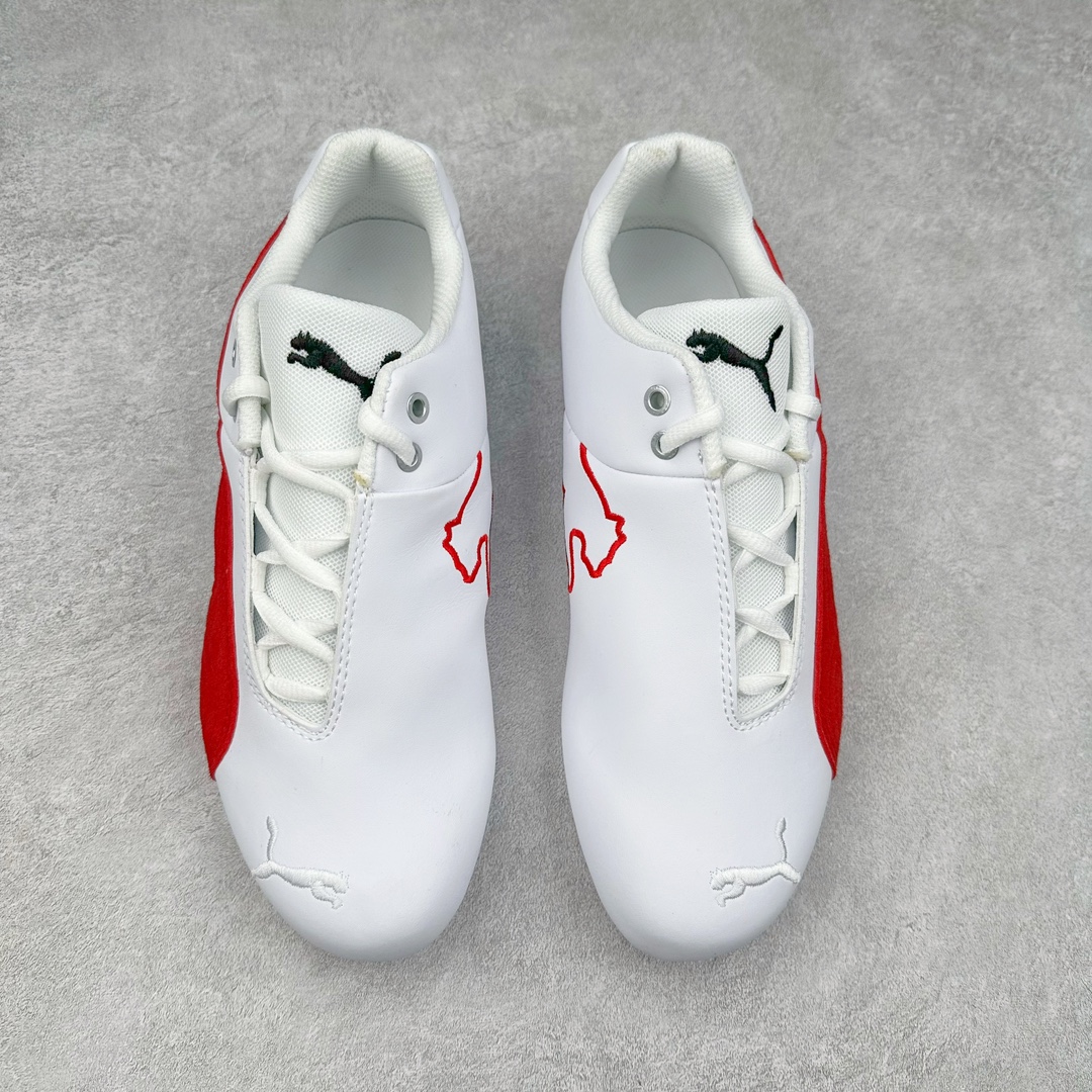 图片[2]-PUMA Speedca OG 彪马极速赛车系列低帮德训风拼接复古百搭休闲运动赛车鞋 鞋款从80、90年代赛车手所穿的防火赛车鞋为原型，鞋身线条模仿了赛车的流线廓形，体现了空气动力学原理的结构。简约流畅的外观，恰好又和贯穿其中的Formstrip Logo融合恰到好处，视觉上细节丰富且协调。本次Speedcat OG鞋款归来，最大看点自然式保留了窄版鞋型以及薄底构造。这两年各品牌鞋底越做越厚，Speedcat反其道而行之，上脚几乎无鞋底的效果带来耳目一新的视觉体验。鞋面依旧是以质感细腻的麂皮材质打造，并且大面积近乎全包裹的使用，复古味道也愈发浓烈。配色上更是将最原始的黑色和红色带回，向F1赛车队的标志性队服致敬。相信让各位一眼种草的更多是出挑的大红色，上脚即可瞬间点亮整体造型，在以球鞋为核心的OOTD中脱颖而出。而另一款黑色则是低调的万金油，彰显新潮个性的同时又不喧宾夺主，也是热爱简约系穿搭朋友的首选。 尺码：35.5 36 37 37.5 38 38.5 39 40 40.5 41 42 42.5 43 44 44.5 45-选品中心