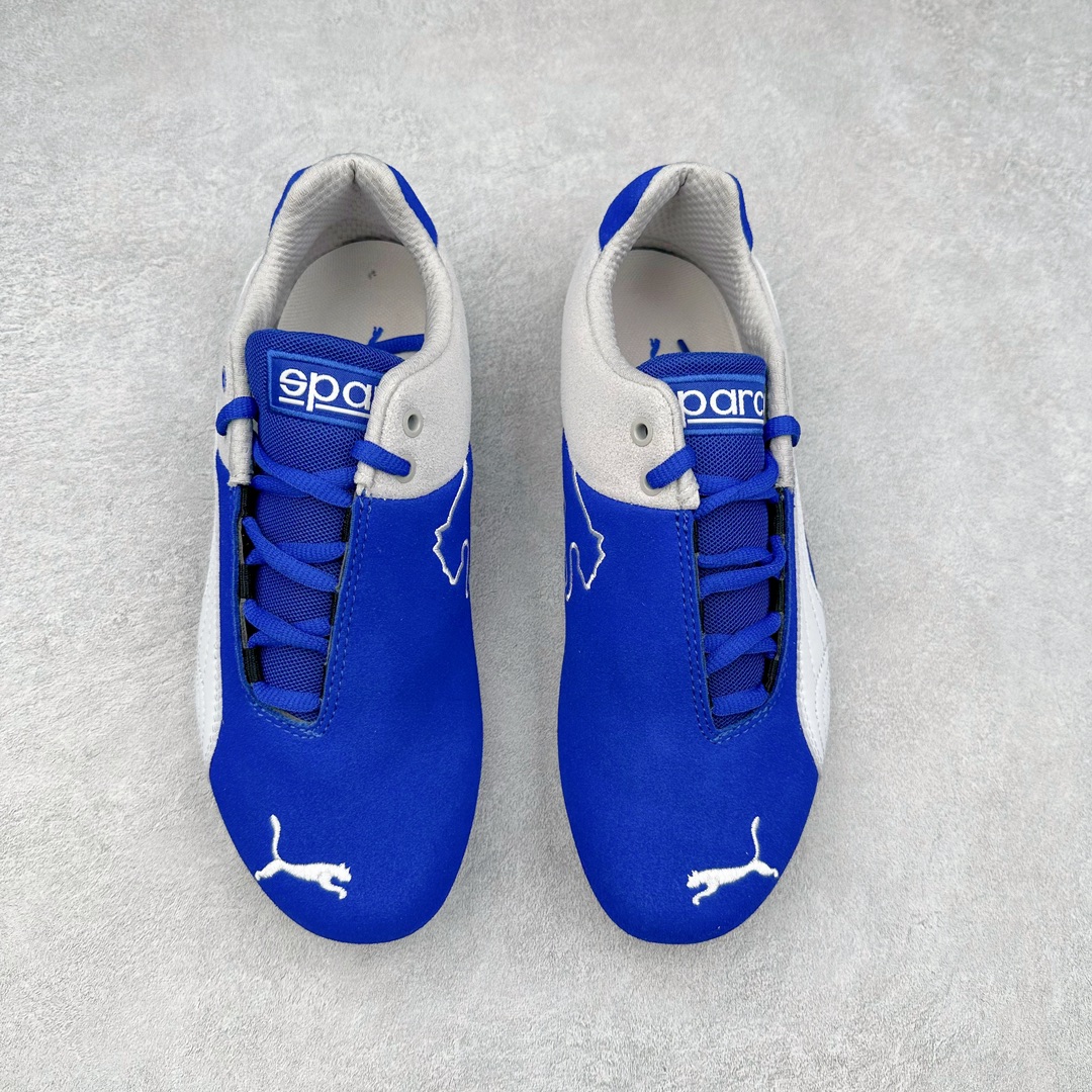 图片[2]-PUMA Speedca OG 彪马极速赛车系列低帮德训风拼接复古百搭休闲运动赛车鞋 鞋款从80、90年代赛车手所穿的防火赛车鞋为原型，鞋身线条模仿了赛车的流线廓形，体现了空气动力学原理的结构。简约流畅的外观，恰好又和贯穿其中的Formstrip Logo融合恰到好处，视觉上细节丰富且协调。本次Speedcat OG鞋款归来，最大看点自然式保留了窄版鞋型以及薄底构造。这两年各品牌鞋底越做越厚，Speedcat反其道而行之，上脚几乎无鞋底的效果带来耳目一新的视觉体验。鞋面依旧是以质感细腻的麂皮材质打造，并且大面积近乎全包裹的使用，复古味道也愈发浓烈。配色上更是将最原始的黑色和红色带回，向F1赛车队的标志性队服致敬。相信让各位一眼种草的更多是出挑的大红色，上脚即可瞬间点亮整体造型，在以球鞋为核心的OOTD中脱颖而出。而另一款黑色则是低调的万金油，彰显新潮个性的同时又不喧宾夺主，也是热爱简约系穿搭朋友的首选。 尺码：35.5 36 37 37.5 38 38.5 39 40 40.5 41 42 42.5 43 44 44.5 45-选品中心