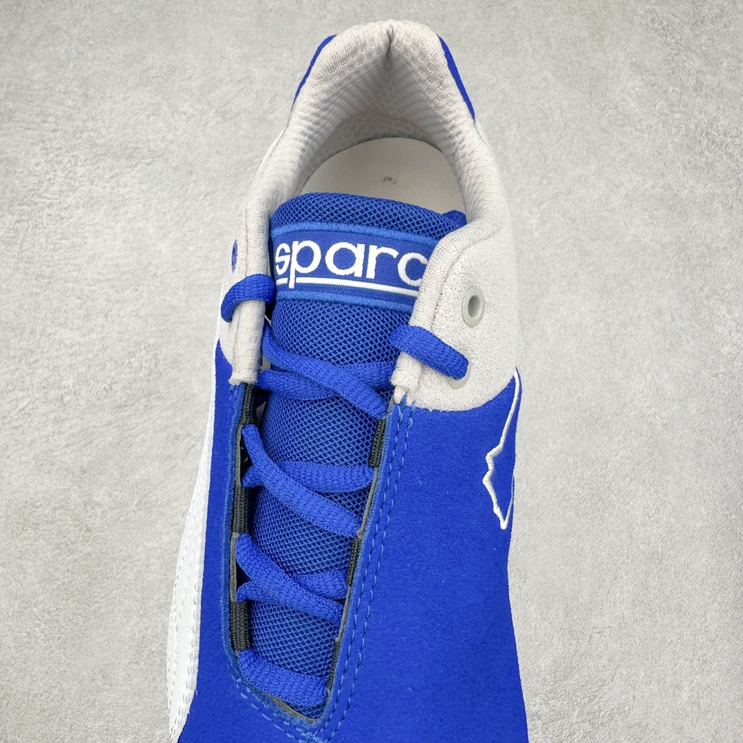 图片[5]-PUMA Speedca OG 彪马极速赛车系列低帮德训风拼接复古百搭休闲运动赛车鞋 鞋款从80、90年代赛车手所穿的防火赛车鞋为原型，鞋身线条模仿了赛车的流线廓形，体现了空气动力学原理的结构。简约流畅的外观，恰好又和贯穿其中的Formstrip Logo融合恰到好处，视觉上细节丰富且协调。本次Speedcat OG鞋款归来，最大看点自然式保留了窄版鞋型以及薄底构造。这两年各品牌鞋底越做越厚，Speedcat反其道而行之，上脚几乎无鞋底的效果带来耳目一新的视觉体验。鞋面依旧是以质感细腻的麂皮材质打造，并且大面积近乎全包裹的使用，复古味道也愈发浓烈。配色上更是将最原始的黑色和红色带回，向F1赛车队的标志性队服致敬。相信让各位一眼种草的更多是出挑的大红色，上脚即可瞬间点亮整体造型，在以球鞋为核心的OOTD中脱颖而出。而另一款黑色则是低调的万金油，彰显新潮个性的同时又不喧宾夺主，也是热爱简约系穿搭朋友的首选。 尺码：35.5 36 37 37.5 38 38.5 39 40 40.5 41 42 42.5 43 44 44.5 45-选品中心