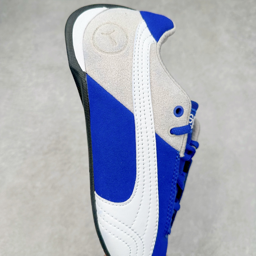 图片[6]-PUMA Speedca OG 彪马极速赛车系列低帮德训风拼接复古百搭休闲运动赛车鞋 鞋款从80、90年代赛车手所穿的防火赛车鞋为原型，鞋身线条模仿了赛车的流线廓形，体现了空气动力学原理的结构。简约流畅的外观，恰好又和贯穿其中的Formstrip Logo融合恰到好处，视觉上细节丰富且协调。本次Speedcat OG鞋款归来，最大看点自然式保留了窄版鞋型以及薄底构造。这两年各品牌鞋底越做越厚，Speedcat反其道而行之，上脚几乎无鞋底的效果带来耳目一新的视觉体验。鞋面依旧是以质感细腻的麂皮材质打造，并且大面积近乎全包裹的使用，复古味道也愈发浓烈。配色上更是将最原始的黑色和红色带回，向F1赛车队的标志性队服致敬。相信让各位一眼种草的更多是出挑的大红色，上脚即可瞬间点亮整体造型，在以球鞋为核心的OOTD中脱颖而出。而另一款黑色则是低调的万金油，彰显新潮个性的同时又不喧宾夺主，也是热爱简约系穿搭朋友的首选。 尺码：35.5 36 37 37.5 38 38.5 39 40 40.5 41 42 42.5 43 44 44.5 45-选品中心