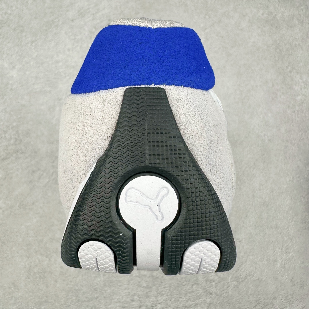 图片[8]-PUMA Speedca OG 彪马极速赛车系列低帮德训风拼接复古百搭休闲运动赛车鞋 鞋款从80、90年代赛车手所穿的防火赛车鞋为原型，鞋身线条模仿了赛车的流线廓形，体现了空气动力学原理的结构。简约流畅的外观，恰好又和贯穿其中的Formstrip Logo融合恰到好处，视觉上细节丰富且协调。本次Speedcat OG鞋款归来，最大看点自然式保留了窄版鞋型以及薄底构造。这两年各品牌鞋底越做越厚，Speedcat反其道而行之，上脚几乎无鞋底的效果带来耳目一新的视觉体验。鞋面依旧是以质感细腻的麂皮材质打造，并且大面积近乎全包裹的使用，复古味道也愈发浓烈。配色上更是将最原始的黑色和红色带回，向F1赛车队的标志性队服致敬。相信让各位一眼种草的更多是出挑的大红色，上脚即可瞬间点亮整体造型，在以球鞋为核心的OOTD中脱颖而出。而另一款黑色则是低调的万金油，彰显新潮个性的同时又不喧宾夺主，也是热爱简约系穿搭朋友的首选。 尺码：35.5 36 37 37.5 38 38.5 39 40 40.5 41 42 42.5 43 44 44.5 45-选品中心