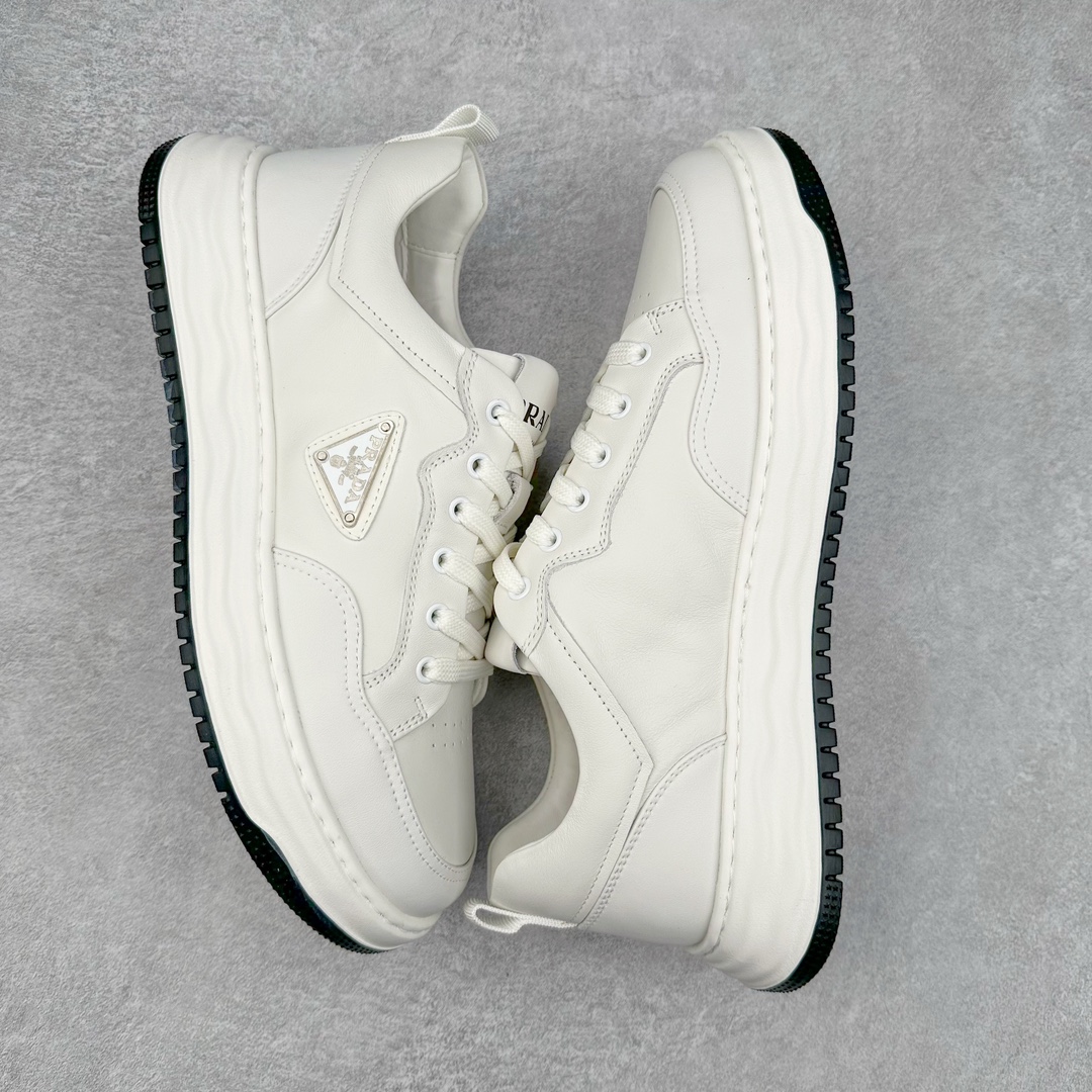 图片[3]-PRADA普拉达 厚底徽标 低帮休闲运动板鞋 广东大厂品质 专柜同步 大气个性更潮更抢眼更追求档次，它将颠覆旧念，与您共度时尚潮人必备! 面料采用原版进口小牛皮 牛皮内里垫脚 橡胶发泡大底 轻便防滑耐磨 脚感舒适 款式耐看做工精细 配以简洁利落的鞋楦 彰显男人的果敢和硬朗 尺码：38 39 40 41 42 43 44 比运动鞋偏大一码-选品中心