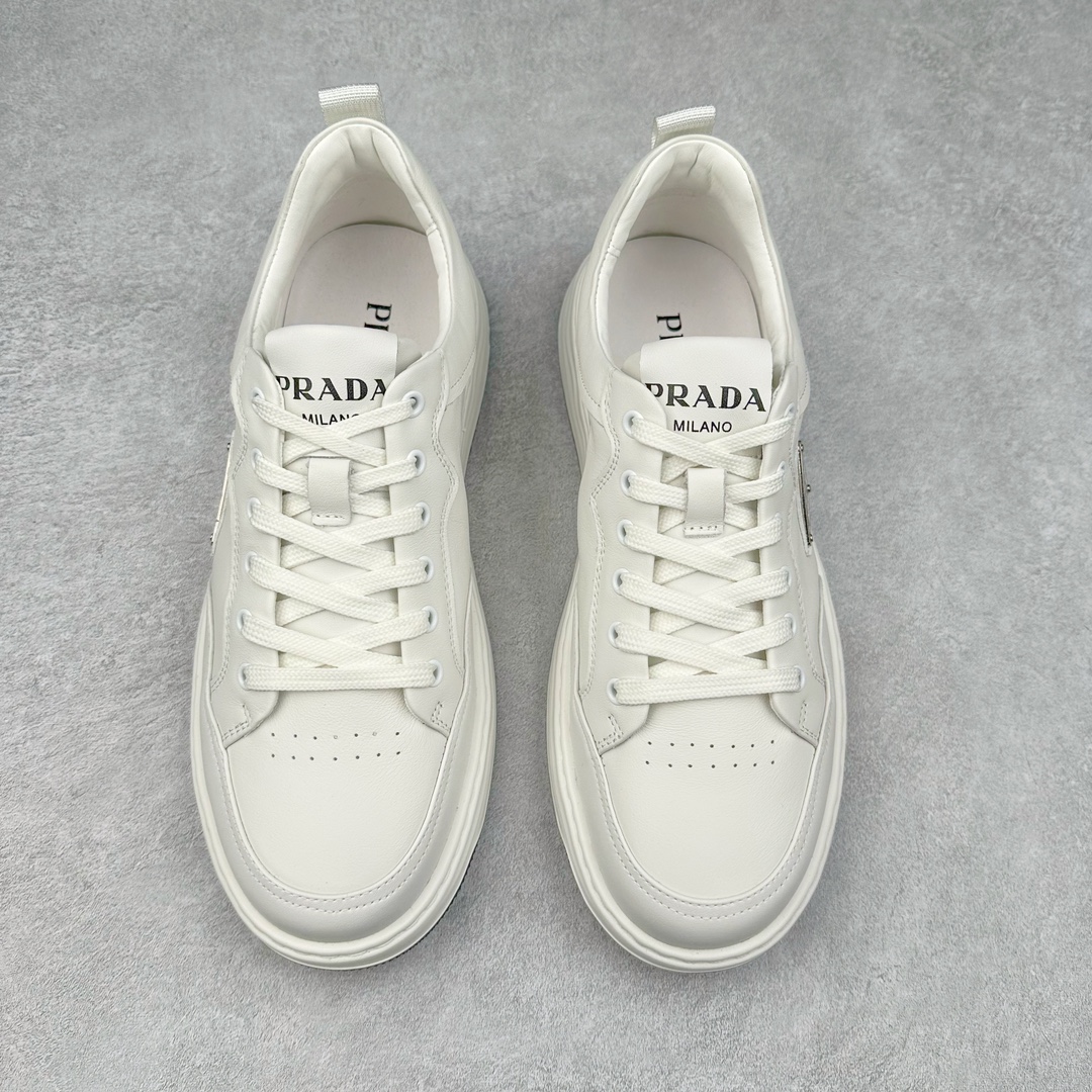图片[2]-PRADA普拉达 厚底徽标 低帮休闲运动板鞋 广东大厂品质 专柜同步 大气个性更潮更抢眼更追求档次，它将颠覆旧念，与您共度时尚潮人必备! 面料采用原版进口小牛皮 牛皮内里垫脚 橡胶发泡大底 轻便防滑耐磨 脚感舒适 款式耐看做工精细 配以简洁利落的鞋楦 彰显男人的果敢和硬朗 尺码：38 39 40 41 42 43 44 比运动鞋偏大一码-选品中心