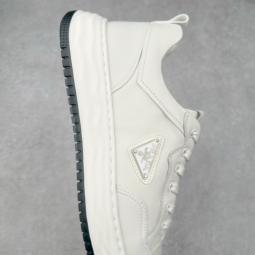 图片[6]-PRADA普拉达 厚底徽标 低帮休闲运动板鞋 广东大厂品质 专柜同步 大气个性更潮更抢眼更追求档次，它将颠覆旧念，与您共度时尚潮人必备! 面料采用原版进口小牛皮 牛皮内里垫脚 橡胶发泡大底 轻便防滑耐磨 脚感舒适 款式耐看做工精细 配以简洁利落的鞋楦 彰显男人的果敢和硬朗 尺码：38 39 40 41 42 43 44 比运动鞋偏大一码-选品中心