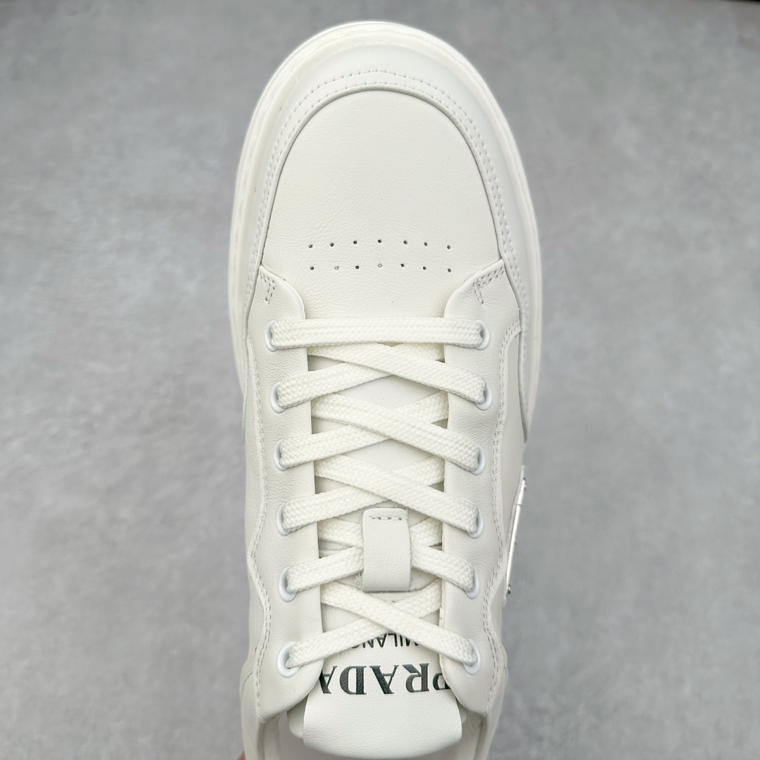 图片[4]-PRADA普拉达 厚底徽标 低帮休闲运动板鞋 广东大厂品质 专柜同步 大气个性更潮更抢眼更追求档次，它将颠覆旧念，与您共度时尚潮人必备! 面料采用原版进口小牛皮 牛皮内里垫脚 橡胶发泡大底 轻便防滑耐磨 脚感舒适 款式耐看做工精细 配以简洁利落的鞋楦 彰显男人的果敢和硬朗 尺码：38 39 40 41 42 43 44 比运动鞋偏大一码-选品中心