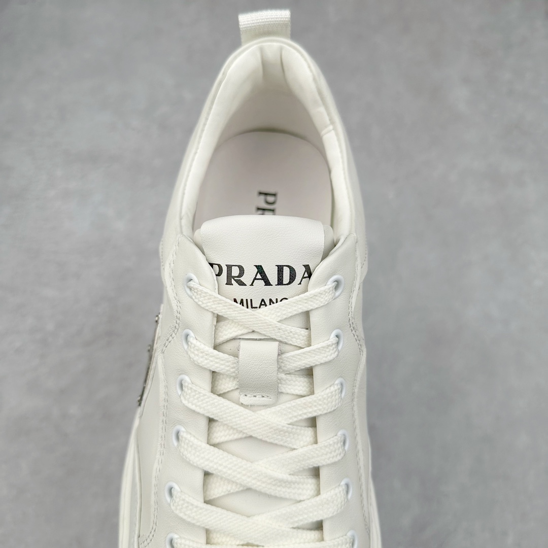 图片[5]-PRADA普拉达 厚底徽标 低帮休闲运动板鞋 广东大厂品质 专柜同步 大气个性更潮更抢眼更追求档次，它将颠覆旧念，与您共度时尚潮人必备! 面料采用原版进口小牛皮 牛皮内里垫脚 橡胶发泡大底 轻便防滑耐磨 脚感舒适 款式耐看做工精细 配以简洁利落的鞋楦 彰显男人的果敢和硬朗 尺码：38 39 40 41 42 43 44 比运动鞋偏大一码-选品中心