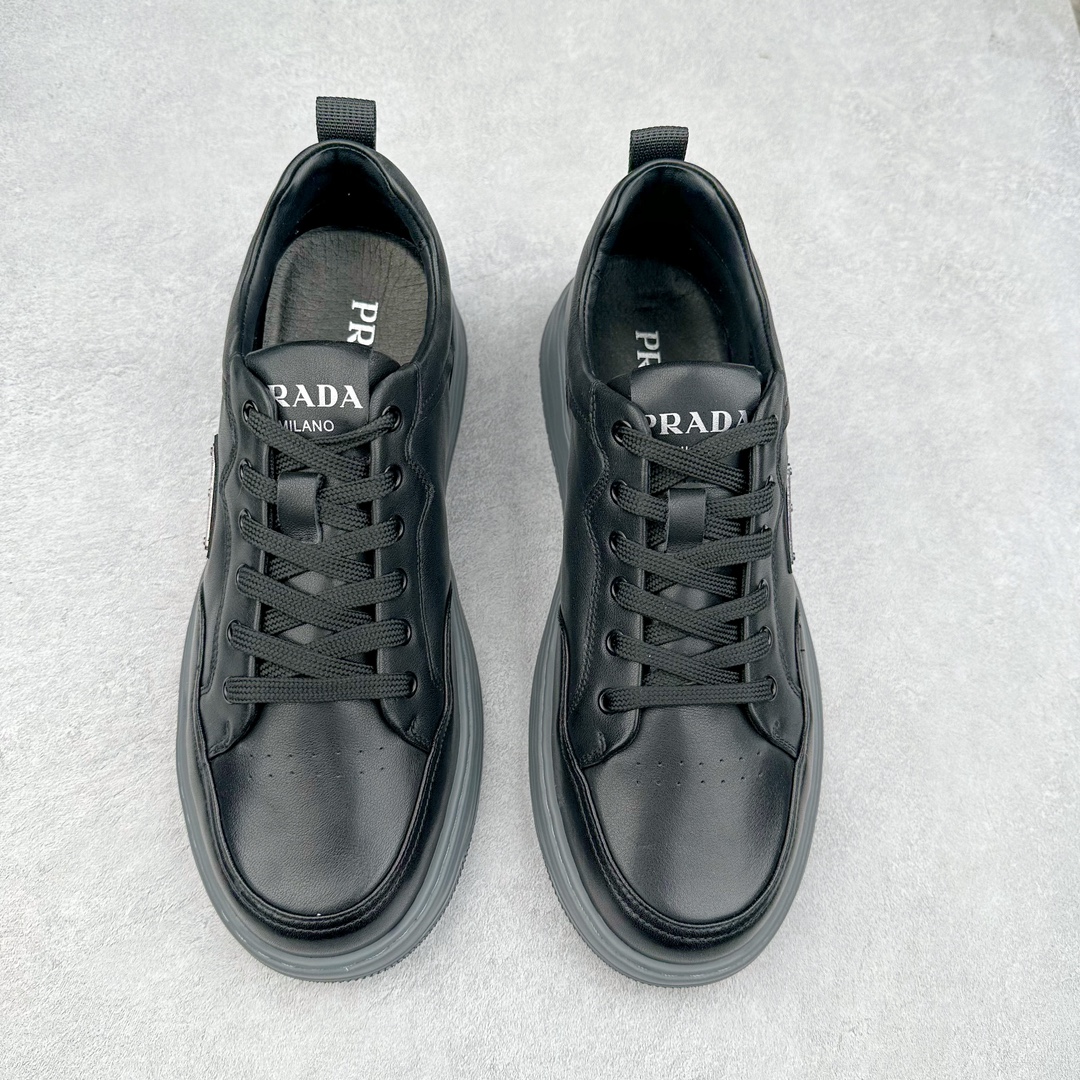 图片[2]-PRADA普拉达 厚底徽标 低帮休闲运动板鞋 广东大厂品质 专柜同步 大气个性更潮更抢眼更追求档次，它将颠覆旧念，与您共度时尚潮人必备! 面料采用原版进口小牛皮 牛皮内里垫脚 橡胶发泡大底 轻便防滑耐磨 脚感舒适 款式耐看做工精细 配以简洁利落的鞋楦 彰显男人的果敢和硬朗 尺码：38 39 40 41 42 43 44 比运动鞋偏大一码-选品中心