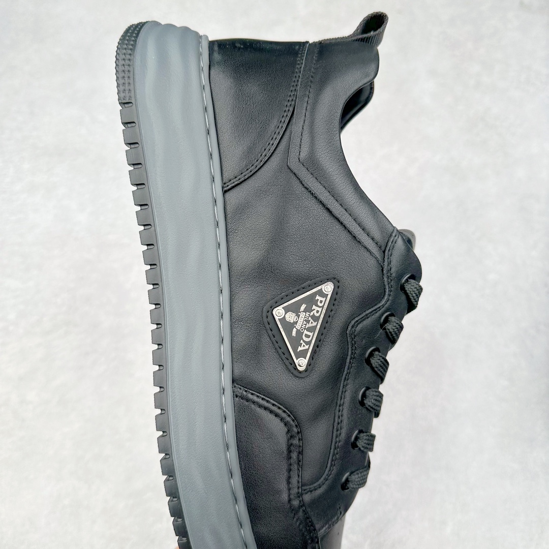 图片[6]-PRADA普拉达 厚底徽标 低帮休闲运动板鞋 广东大厂品质 专柜同步 大气个性更潮更抢眼更追求档次，它将颠覆旧念，与您共度时尚潮人必备! 面料采用原版进口小牛皮 牛皮内里垫脚 橡胶发泡大底 轻便防滑耐磨 脚感舒适 款式耐看做工精细 配以简洁利落的鞋楦 彰显男人的果敢和硬朗 尺码：38 39 40 41 42 43 44 比运动鞋偏大一码-选品中心