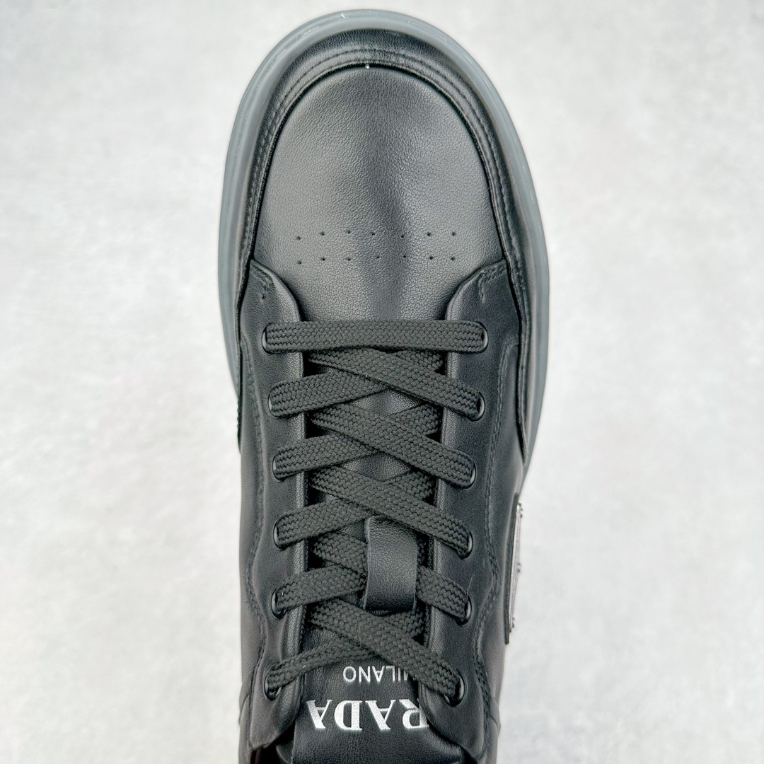 图片[4]-PRADA普拉达 厚底徽标 低帮休闲运动板鞋 广东大厂品质 专柜同步 大气个性更潮更抢眼更追求档次，它将颠覆旧念，与您共度时尚潮人必备! 面料采用原版进口小牛皮 牛皮内里垫脚 橡胶发泡大底 轻便防滑耐磨 脚感舒适 款式耐看做工精细 配以简洁利落的鞋楦 彰显男人的果敢和硬朗 尺码：38 39 40 41 42 43 44 比运动鞋偏大一码-选品中心