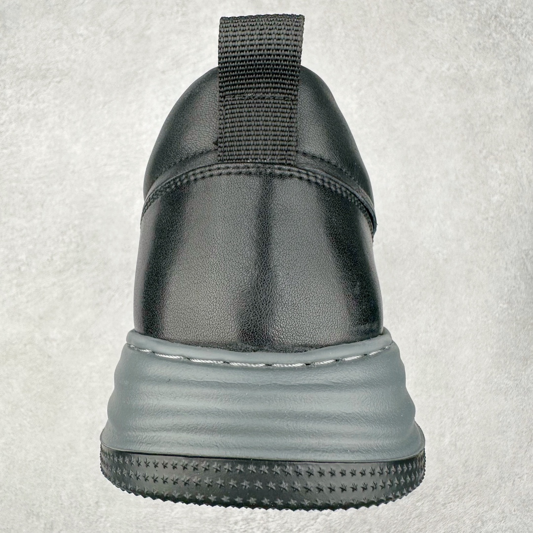 图片[8]-PRADA普拉达 厚底徽标 低帮休闲运动板鞋 广东大厂品质 专柜同步 大气个性更潮更抢眼更追求档次，它将颠覆旧念，与您共度时尚潮人必备! 面料采用原版进口小牛皮 牛皮内里垫脚 橡胶发泡大底 轻便防滑耐磨 脚感舒适 款式耐看做工精细 配以简洁利落的鞋楦 彰显男人的果敢和硬朗 尺码：38 39 40 41 42 43 44 比运动鞋偏大一码-选品中心