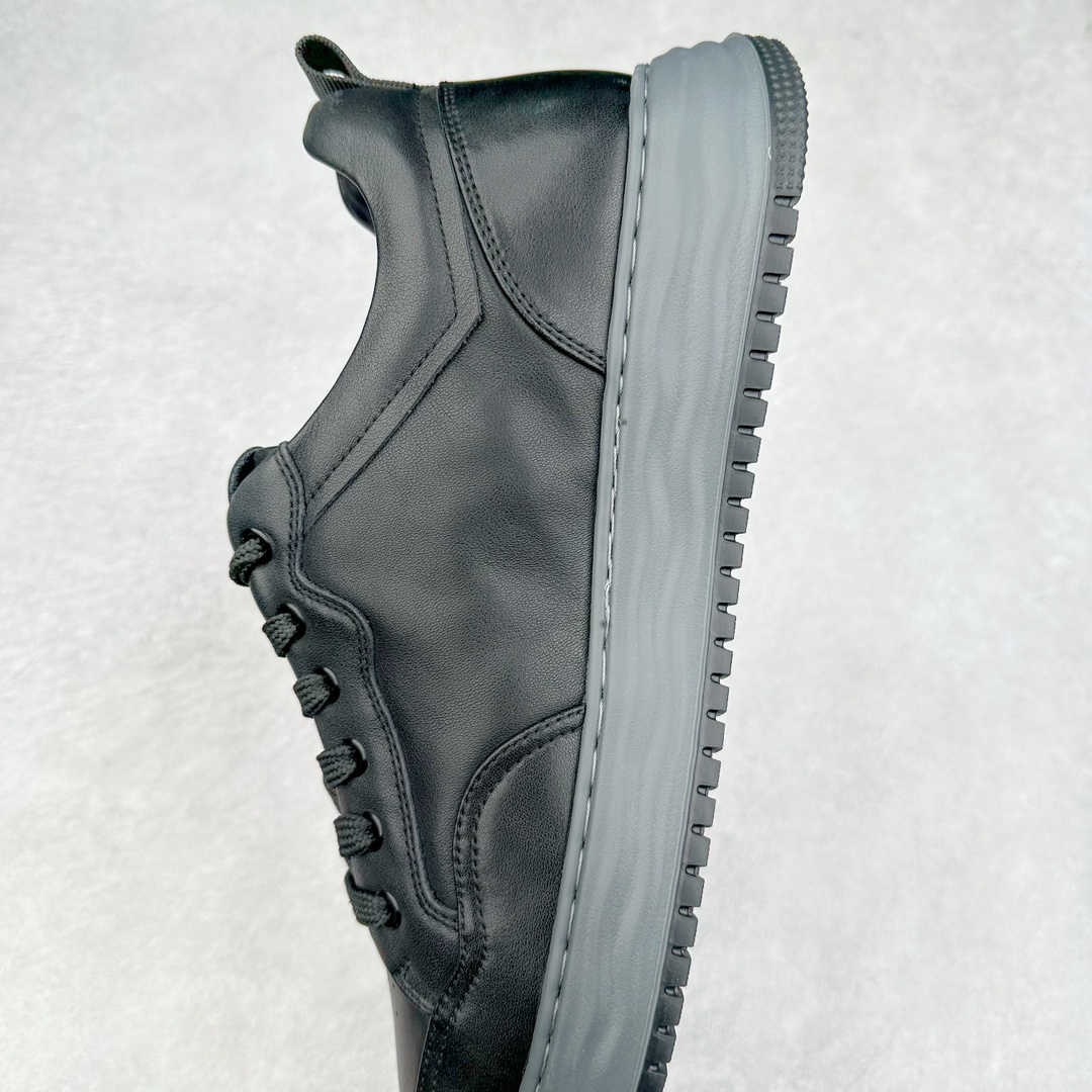 图片[7]-PRADA普拉达 厚底徽标 低帮休闲运动板鞋 广东大厂品质 专柜同步 大气个性更潮更抢眼更追求档次，它将颠覆旧念，与您共度时尚潮人必备! 面料采用原版进口小牛皮 牛皮内里垫脚 橡胶发泡大底 轻便防滑耐磨 脚感舒适 款式耐看做工精细 配以简洁利落的鞋楦 彰显男人的果敢和硬朗 尺码：38 39 40 41 42 43 44 比运动鞋偏大一码-选品中心