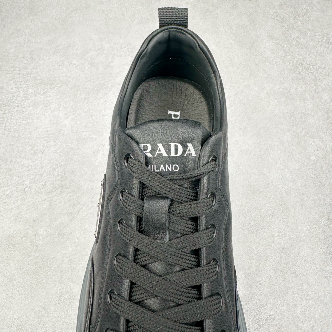 图片[5]-PRADA普拉达 厚底徽标 低帮休闲运动板鞋 广东大厂品质 专柜同步 大气个性更潮更抢眼更追求档次，它将颠覆旧念，与您共度时尚潮人必备! 面料采用原版进口小牛皮 牛皮内里垫脚 橡胶发泡大底 轻便防滑耐磨 脚感舒适 款式耐看做工精细 配以简洁利落的鞋楦 彰显男人的果敢和硬朗 尺码：38 39 40 41 42 43 44 比运动鞋偏大一码-选品中心