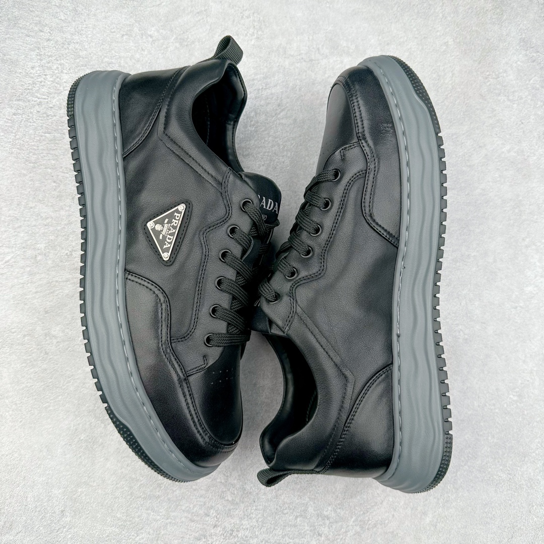 图片[3]-PRADA普拉达 厚底徽标 低帮休闲运动板鞋 广东大厂品质 专柜同步 大气个性更潮更抢眼更追求档次，它将颠覆旧念，与您共度时尚潮人必备! 面料采用原版进口小牛皮 牛皮内里垫脚 橡胶发泡大底 轻便防滑耐磨 脚感舒适 款式耐看做工精细 配以简洁利落的鞋楦 彰显男人的果敢和硬朗 尺码：38 39 40 41 42 43 44 比运动鞋偏大一码-选品中心