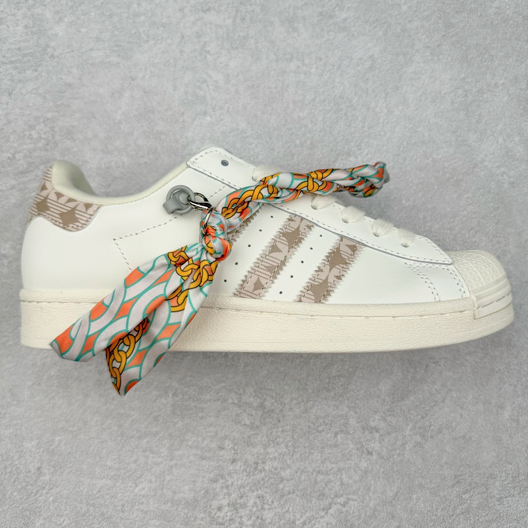 AD Originals Superstar 经典复古贝壳头板鞋 GE8988 诞生于1969年 是第一双将全皮面鞋 身与橡胶鞋头结合在一起的低帮篮球鞋 Superstar最开始 是作为高帮篮球鞋Pro Model的低帮版本而出现的 但因为其独特和醒目的橡胶鞋头造型而让大家熟知 被大家形象地称为\\\