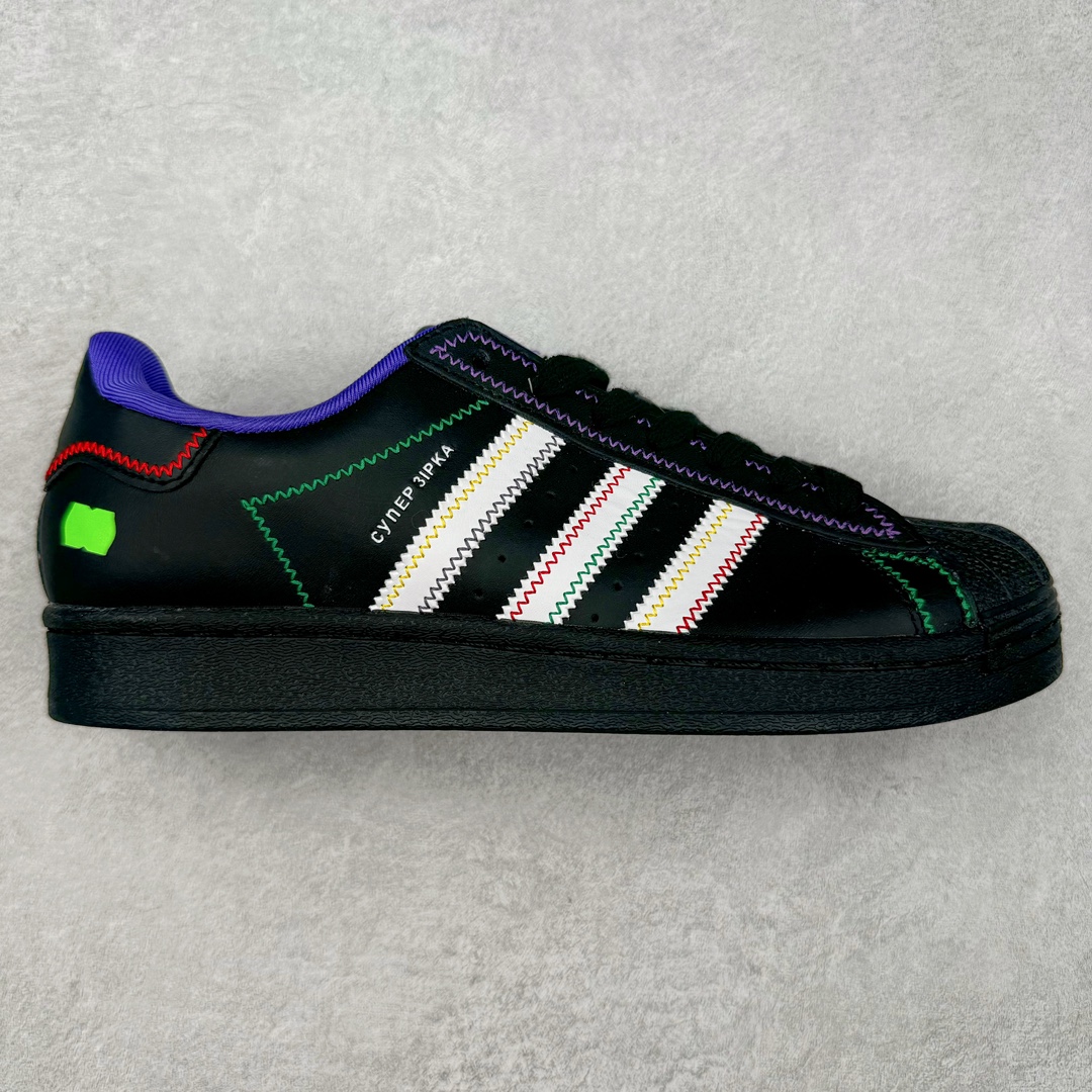 AD Originals Superstar 经典复古贝壳头板鞋 GE8988 诞生于1969年 是第一双将全皮面鞋 身与橡胶鞋头结合在一起的低帮篮球鞋 Superstar最开始 是作为高帮篮球鞋Pro Model的低帮版本而出现的 但因为其独特和醒目的橡胶鞋头造型而让大家熟知 被大家形象地称为\\\”shelltoe\\\”贝壳头 在70年代的美国职业篮球场上 接近3/4的NBA球员都将这双Superstar作为场上用鞋 80年代之后 经过不断的改良和发展 Superstar逐渐成为横跨时装、音乐、街头文化、休闲和运动等各大领域的时尚潮鞋 尺码：36 36.5 37 38 38.5 39 40 40.5 41 42 42.5 43 44 44.5 45-选品中心