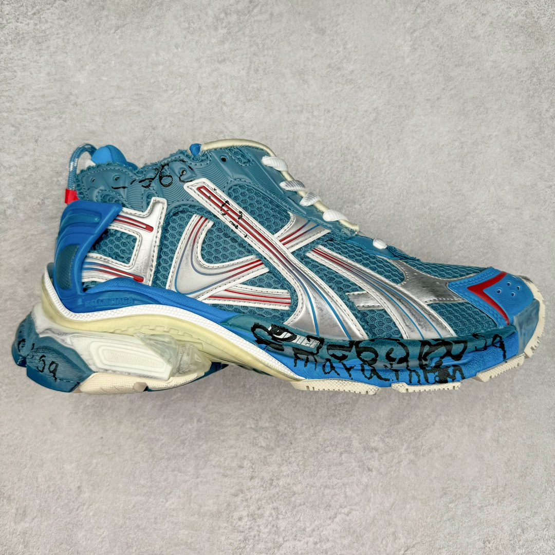＃VG零售版 BALENCIAGA Runner Sneaker 巴黎世家七代慢跑系列低帮复古野跑潮流运动鞋老爹鞋 尼龙和网布材质 磨损效果 鞋头边缘印有尺码 背面浮印尺码 外侧印有跑者徽标 鞋舌刺绣 Balenciaga 品牌标识 鞋跟背面 Balenciaga品牌标识 材质采用65%聚氨酯、35%聚酯纤维 全新 Runner 鞋型轮廓借鉴于 2000 年初的复古线条 搭载大网眼面料制成鞋面基础，由粉色、白色尼龍与橡胶质地覆盖鞋面诠释线条感 当中透过几道手缝线与折损痕更是精准的掌握历经时间淬炼的破旧痕迹 延续其手法至鞋领、鞋跟、鞋带、中底等部分均饰有破损及脏污之貌 尤其是鞋领处与鞋带孔眼条更是采用不规则做旧技术将内容物泡棉随机露出 尺码：35 36 37 38 39 40 41 42 43 44 45 46-选品中心
