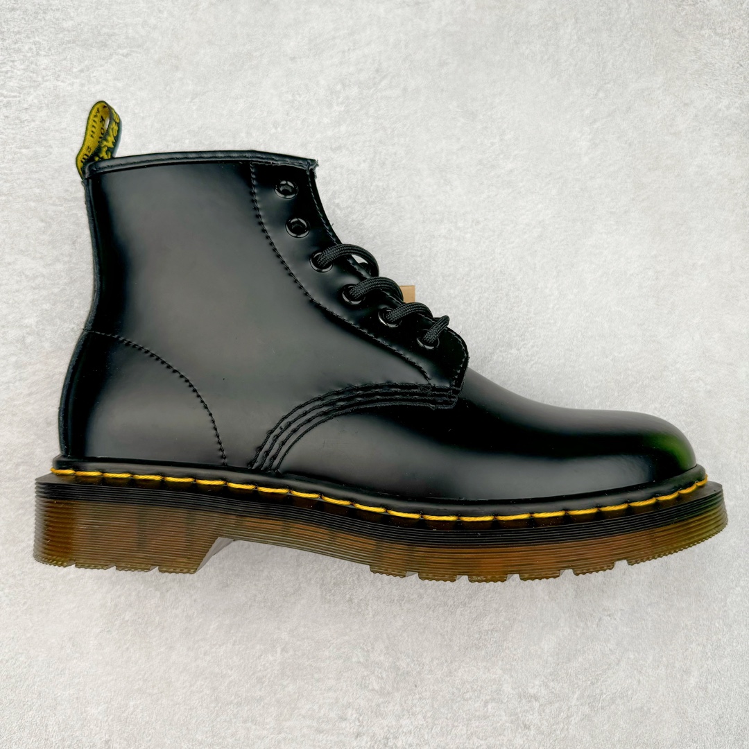＃福利特价 Dr.Martens 马汀博士经典牛皮革舒适百撘马丁靴 马汀博士作为一个具有独特魅力的品牌 吸引了一群各具特色、而又崇尚本真精神的人 他们主张表达自我 他们每一个人都是世问独特的存在 从风格来看 马汀博士极简的鞋型轮廓 使鞋靴能轻松融入穿着者的造型 从而形成独具特色的风格 从实用性来看 耐穿舒适的体验感 为马汀博士成为街头潮流奠定了基础 从情感方面来看 这些具有辨识度的鞋子还是独特态度和权力赋予的象征 尺码：35 36 37 38 39 40 41 42 43 44-选品中心