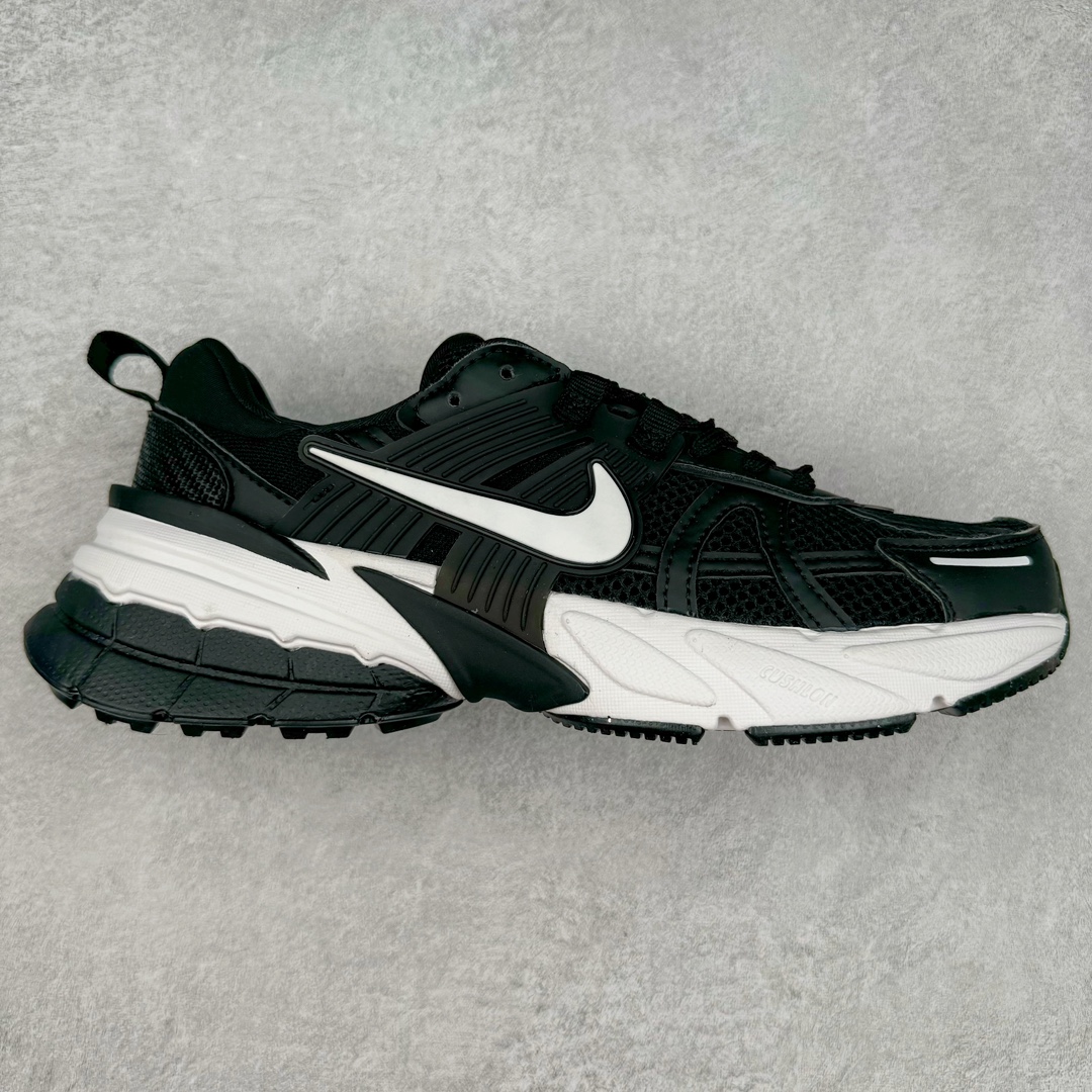 NK V2K Runtekk 减震防滑低帮 复古老爹鞋跑步鞋 FD0736-001 鞋款被命名为 Runtekk 设计上借鉴了 2000 年的跑鞋风格 配色上以金属银为主调 简练又有复古运动气质 材质上使用大面积网眼、皮革、TPU 组成 支撑和透气性肯定不错 中底处由 Cushlon 泡绵打造 保证在压马路时可以提供优秀脚感 并通过一手做旧氧化效果突出复古感 中底造型很容易让大家联想到巴黎世家3XL 增高效果同样不能忽视 尺码：36 36.5 37.5 38 38.5 39 40 40.5 41 42 42.5 43 44 44.5 45-选品中心