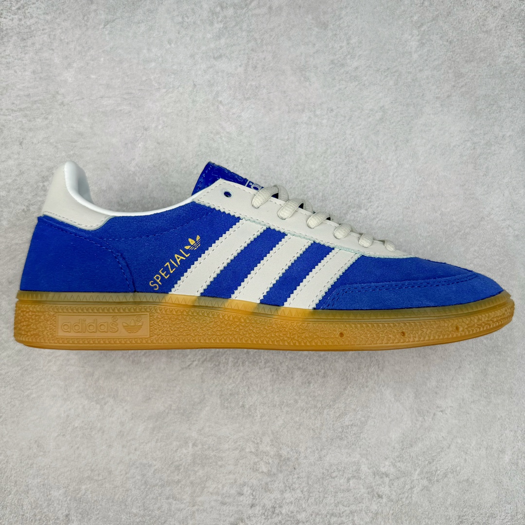 AD Originals Handball SPZL 手球运动员系列百搭休闲运动板鞋 JP5278 这款来自阿迪达斯的这款HANDBALL SPZL前身是一双手球运动鞋，这一次拿来复刻，所以鞋面的主要色彩选用了黑色， 鞋面外侧除了Spezial字母之外还有三叶草标志。Handball SPZL作为复古手球训练鞋与作为室内足球鞋的Samba有着异曲同工之处，但是质感更为出众的鞋身以及丰富的配色选择比起Samba来讲可以说是更胜一筹了！尺码：36 36⅔ 37⅓ 38 38⅔ 39⅓ 40 40⅔ 41⅓ 42 42⅔ 43⅓ 44 45-选品中心