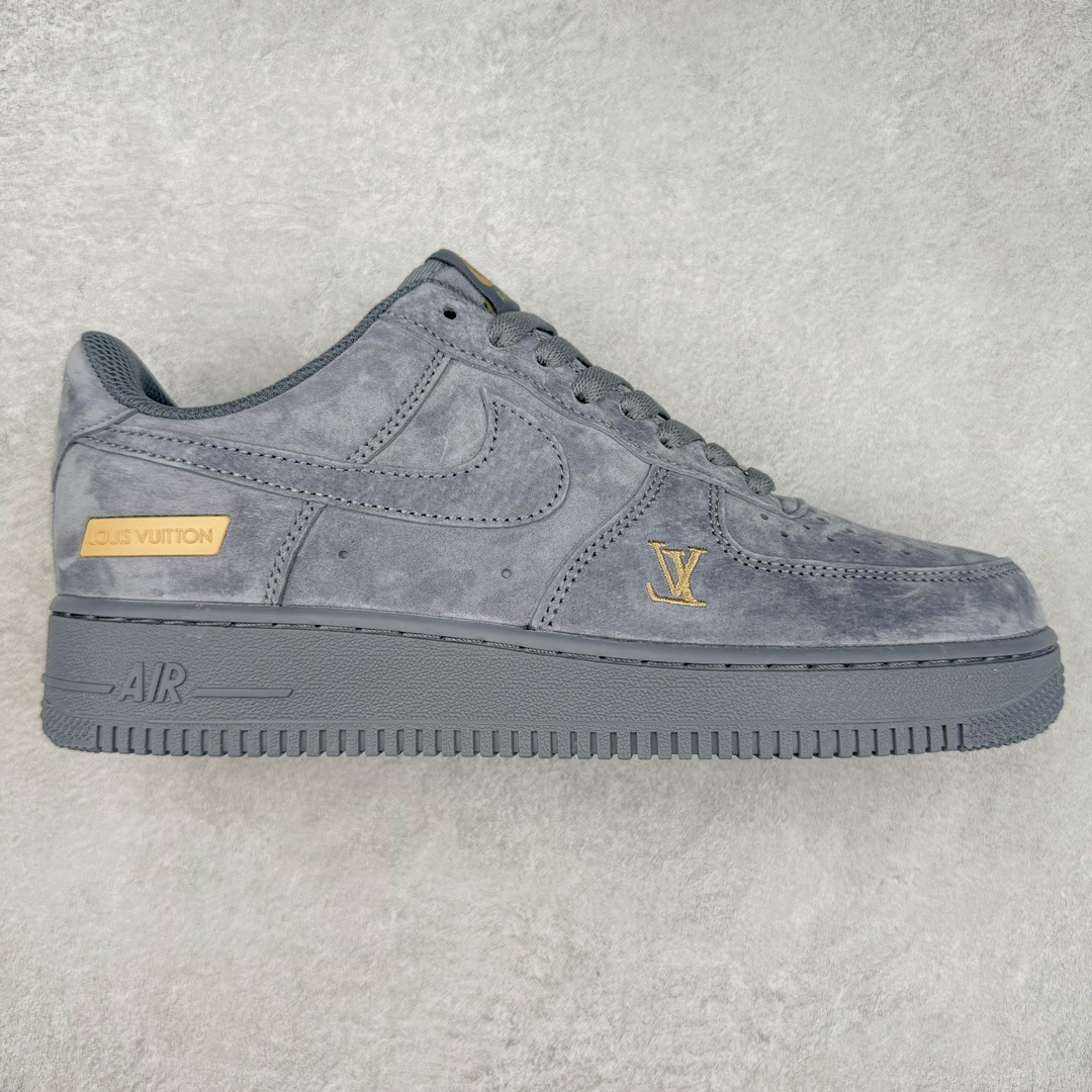 NK Air Force 1´07 Low 空军一号低帮百搭休闲运动板鞋 CW2288-111 柔软、弹性十足的缓震性能和出色的中底设计 横跨复古与现代的外型结合 造就出风靡全球 三十多年的Force 1 直到今天还深受青睐 尺码：36 36.5 37.5 38 38.5 39 40 40.5 41 42 42.5 43 44 44.5 45-选品中心