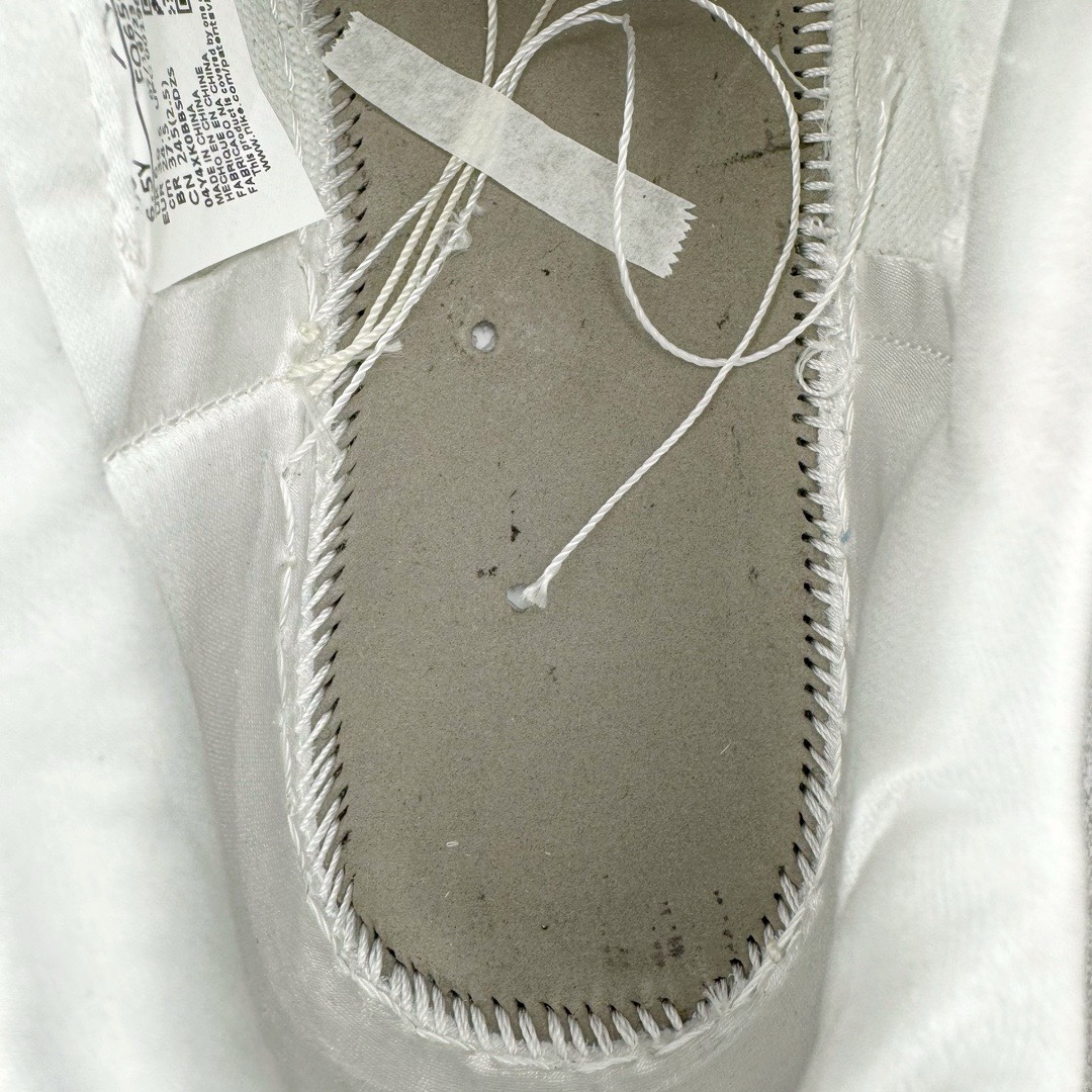 图片[18]-＃LJ渠道版福利 Air Jordan AJ1 Low OG \\\”Year of the Dragon\\\” CNY 龙年限定白绿 FQ6593-100 重金购入原厂楦头原纸板开发 后跟弧度收口自然不对折 极致一眼正品既视感 原厂皮料 进口玻璃冲刀皮料裁剪零毛边 承诺百分百一致原鞋 全鞋电脑针车工艺 鞋面清洁度最高QC检验标准 控制溢胶 整双鞋将白色作为底色 使用绿色、红色、金色等多种色彩装点鞋面 构造出丰富的色彩体系材质方面最值得一提的便是绿色轮廓的皮质 其表面纹路酷似 “龙鳞” 的造型样式 不得不说这样的设计足够吸睛 鞋垫上也有全新的灵感体现 这次设计 Jordan Brand 还选择将中国传统文化中的 “长命锁” 也融入其中 其实不仅仅在鞋垫上 在此次随鞋附赠的配件当中也有所体现通过图片不难看出 除了一个 “长命锁” 造型的挂件外还有两个不同样式的红包其中左侧红包上同样印有 “长命锁” 的寓意图案 而在右侧的红包上则展现出的是 “龙凤呈祥” 的样式 尺码：36 36.5 37.5 38 38.5 39 40-选品中心