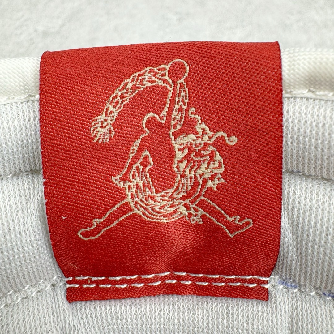 图片[16]-＃LJ渠道版福利 Air Jordan AJ1 Low OG \\\”Year of the Dragon\\\” CNY 龙年限定白绿 FQ6593-100 重金购入原厂楦头原纸板开发 后跟弧度收口自然不对折 极致一眼正品既视感 原厂皮料 进口玻璃冲刀皮料裁剪零毛边 承诺百分百一致原鞋 全鞋电脑针车工艺 鞋面清洁度最高QC检验标准 控制溢胶 整双鞋将白色作为底色 使用绿色、红色、金色等多种色彩装点鞋面 构造出丰富的色彩体系材质方面最值得一提的便是绿色轮廓的皮质 其表面纹路酷似 “龙鳞” 的造型样式 不得不说这样的设计足够吸睛 鞋垫上也有全新的灵感体现 这次设计 Jordan Brand 还选择将中国传统文化中的 “长命锁” 也融入其中 其实不仅仅在鞋垫上 在此次随鞋附赠的配件当中也有所体现通过图片不难看出 除了一个 “长命锁” 造型的挂件外还有两个不同样式的红包其中左侧红包上同样印有 “长命锁” 的寓意图案 而在右侧的红包上则展现出的是 “龙凤呈祥” 的样式 尺码：36 36.5 37.5 38 38.5 39 40-选品中心