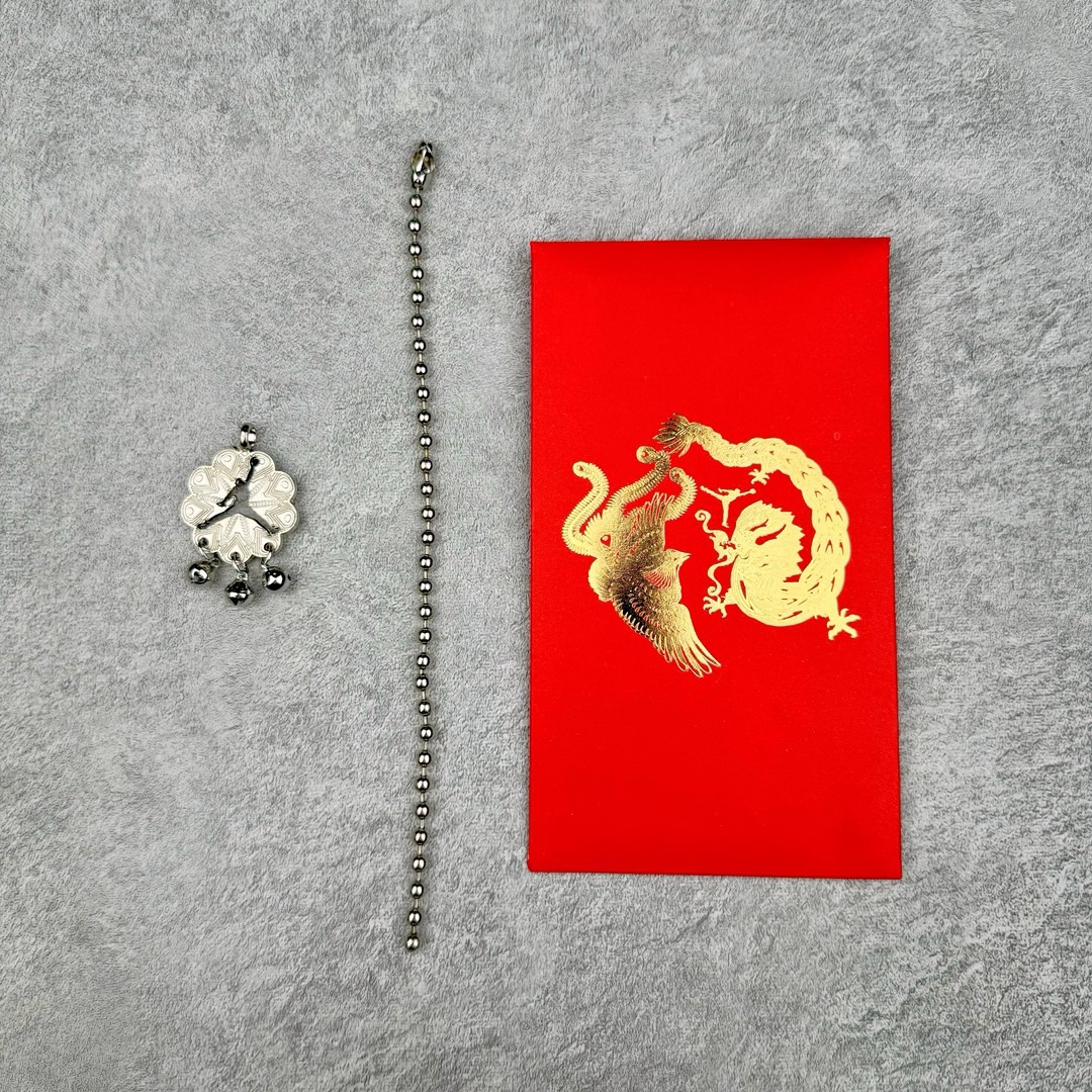 图片[10]-＃LJ渠道版福利 Air Jordan AJ1 Low OG \\\”Year of the Dragon\\\” CNY 龙年限定白绿 FQ6593-100 重金购入原厂楦头原纸板开发 后跟弧度收口自然不对折 极致一眼正品既视感 原厂皮料 进口玻璃冲刀皮料裁剪零毛边 承诺百分百一致原鞋 全鞋电脑针车工艺 鞋面清洁度最高QC检验标准 控制溢胶 整双鞋将白色作为底色 使用绿色、红色、金色等多种色彩装点鞋面 构造出丰富的色彩体系材质方面最值得一提的便是绿色轮廓的皮质 其表面纹路酷似 “龙鳞” 的造型样式 不得不说这样的设计足够吸睛 鞋垫上也有全新的灵感体现 这次设计 Jordan Brand 还选择将中国传统文化中的 “长命锁” 也融入其中 其实不仅仅在鞋垫上 在此次随鞋附赠的配件当中也有所体现通过图片不难看出 除了一个 “长命锁” 造型的挂件外还有两个不同样式的红包其中左侧红包上同样印有 “长命锁” 的寓意图案 而在右侧的红包上则展现出的是 “龙凤呈祥” 的样式 尺码：36 36.5 37.5 38 38.5 39 40-选品中心