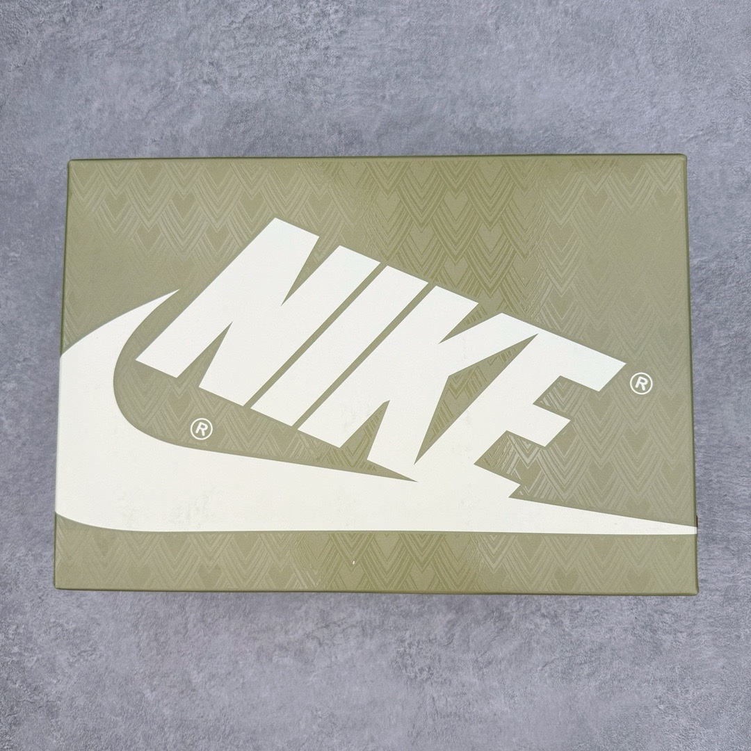 图片[11]-＃LJ渠道版福利 Air Jordan AJ1 Low OG \\\”Year of the Dragon\\\” CNY 龙年限定白绿 FQ6593-100 重金购入原厂楦头原纸板开发 后跟弧度收口自然不对折 极致一眼正品既视感 原厂皮料 进口玻璃冲刀皮料裁剪零毛边 承诺百分百一致原鞋 全鞋电脑针车工艺 鞋面清洁度最高QC检验标准 控制溢胶 整双鞋将白色作为底色 使用绿色、红色、金色等多种色彩装点鞋面 构造出丰富的色彩体系材质方面最值得一提的便是绿色轮廓的皮质 其表面纹路酷似 “龙鳞” 的造型样式 不得不说这样的设计足够吸睛 鞋垫上也有全新的灵感体现 这次设计 Jordan Brand 还选择将中国传统文化中的 “长命锁” 也融入其中 其实不仅仅在鞋垫上 在此次随鞋附赠的配件当中也有所体现通过图片不难看出 除了一个 “长命锁” 造型的挂件外还有两个不同样式的红包其中左侧红包上同样印有 “长命锁” 的寓意图案 而在右侧的红包上则展现出的是 “龙凤呈祥” 的样式 尺码：36 36.5 37.5 38 38.5 39 40-选品中心