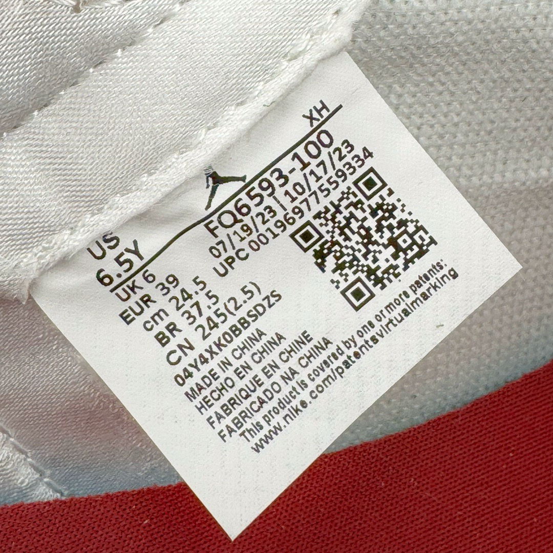 图片[17]-＃LJ渠道版福利 Air Jordan AJ1 Low OG \\\”Year of the Dragon\\\” CNY 龙年限定白绿 FQ6593-100 重金购入原厂楦头原纸板开发 后跟弧度收口自然不对折 极致一眼正品既视感 原厂皮料 进口玻璃冲刀皮料裁剪零毛边 承诺百分百一致原鞋 全鞋电脑针车工艺 鞋面清洁度最高QC检验标准 控制溢胶 整双鞋将白色作为底色 使用绿色、红色、金色等多种色彩装点鞋面 构造出丰富的色彩体系材质方面最值得一提的便是绿色轮廓的皮质 其表面纹路酷似 “龙鳞” 的造型样式 不得不说这样的设计足够吸睛 鞋垫上也有全新的灵感体现 这次设计 Jordan Brand 还选择将中国传统文化中的 “长命锁” 也融入其中 其实不仅仅在鞋垫上 在此次随鞋附赠的配件当中也有所体现通过图片不难看出 除了一个 “长命锁” 造型的挂件外还有两个不同样式的红包其中左侧红包上同样印有 “长命锁” 的寓意图案 而在右侧的红包上则展现出的是 “龙凤呈祥” 的样式 尺码：36 36.5 37.5 38 38.5 39 40-选品中心