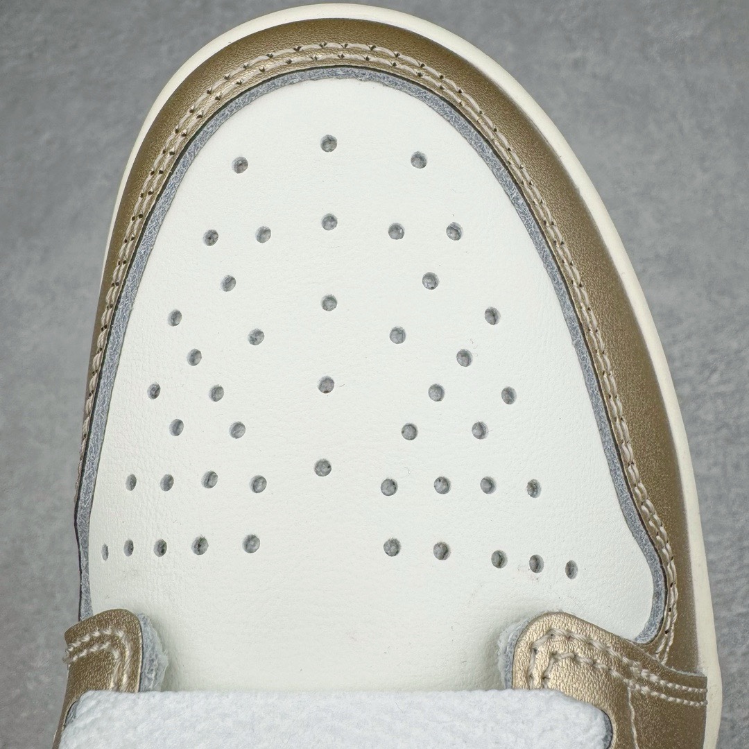 图片[13]-＃LJ渠道版福利 Air Jordan AJ1 Low OG \\\”Year of the Dragon\\\” CNY 龙年限定白绿 FQ6593-100 重金购入原厂楦头原纸板开发 后跟弧度收口自然不对折 极致一眼正品既视感 原厂皮料 进口玻璃冲刀皮料裁剪零毛边 承诺百分百一致原鞋 全鞋电脑针车工艺 鞋面清洁度最高QC检验标准 控制溢胶 整双鞋将白色作为底色 使用绿色、红色、金色等多种色彩装点鞋面 构造出丰富的色彩体系材质方面最值得一提的便是绿色轮廓的皮质 其表面纹路酷似 “龙鳞” 的造型样式 不得不说这样的设计足够吸睛 鞋垫上也有全新的灵感体现 这次设计 Jordan Brand 还选择将中国传统文化中的 “长命锁” 也融入其中 其实不仅仅在鞋垫上 在此次随鞋附赠的配件当中也有所体现通过图片不难看出 除了一个 “长命锁” 造型的挂件外还有两个不同样式的红包其中左侧红包上同样印有 “长命锁” 的寓意图案 而在右侧的红包上则展现出的是 “龙凤呈祥” 的样式 尺码：36 36.5 37.5 38 38.5 39 40-选品中心