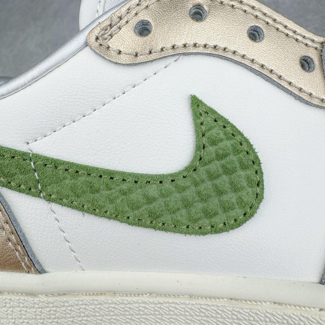 图片[14]-＃LJ渠道版福利 Air Jordan AJ1 Low OG \\\”Year of the Dragon\\\” CNY 龙年限定白绿 FQ6593-100 重金购入原厂楦头原纸板开发 后跟弧度收口自然不对折 极致一眼正品既视感 原厂皮料 进口玻璃冲刀皮料裁剪零毛边 承诺百分百一致原鞋 全鞋电脑针车工艺 鞋面清洁度最高QC检验标准 控制溢胶 整双鞋将白色作为底色 使用绿色、红色、金色等多种色彩装点鞋面 构造出丰富的色彩体系材质方面最值得一提的便是绿色轮廓的皮质 其表面纹路酷似 “龙鳞” 的造型样式 不得不说这样的设计足够吸睛 鞋垫上也有全新的灵感体现 这次设计 Jordan Brand 还选择将中国传统文化中的 “长命锁” 也融入其中 其实不仅仅在鞋垫上 在此次随鞋附赠的配件当中也有所体现通过图片不难看出 除了一个 “长命锁” 造型的挂件外还有两个不同样式的红包其中左侧红包上同样印有 “长命锁” 的寓意图案 而在右侧的红包上则展现出的是 “龙凤呈祥” 的样式 尺码：36 36.5 37.5 38 38.5 39 40-选品中心