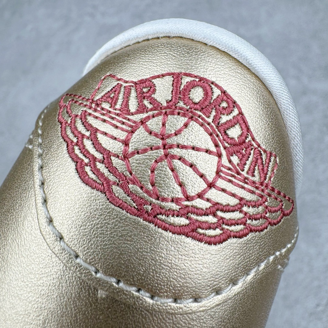 图片[12]-＃LJ渠道版福利 Air Jordan AJ1 Low OG \\\”Year of the Dragon\\\” CNY 龙年限定白绿 FQ6593-100 重金购入原厂楦头原纸板开发 后跟弧度收口自然不对折 极致一眼正品既视感 原厂皮料 进口玻璃冲刀皮料裁剪零毛边 承诺百分百一致原鞋 全鞋电脑针车工艺 鞋面清洁度最高QC检验标准 控制溢胶 整双鞋将白色作为底色 使用绿色、红色、金色等多种色彩装点鞋面 构造出丰富的色彩体系材质方面最值得一提的便是绿色轮廓的皮质 其表面纹路酷似 “龙鳞” 的造型样式 不得不说这样的设计足够吸睛 鞋垫上也有全新的灵感体现 这次设计 Jordan Brand 还选择将中国传统文化中的 “长命锁” 也融入其中 其实不仅仅在鞋垫上 在此次随鞋附赠的配件当中也有所体现通过图片不难看出 除了一个 “长命锁” 造型的挂件外还有两个不同样式的红包其中左侧红包上同样印有 “长命锁” 的寓意图案 而在右侧的红包上则展现出的是 “龙凤呈祥” 的样式 尺码：36 36.5 37.5 38 38.5 39 40-选品中心