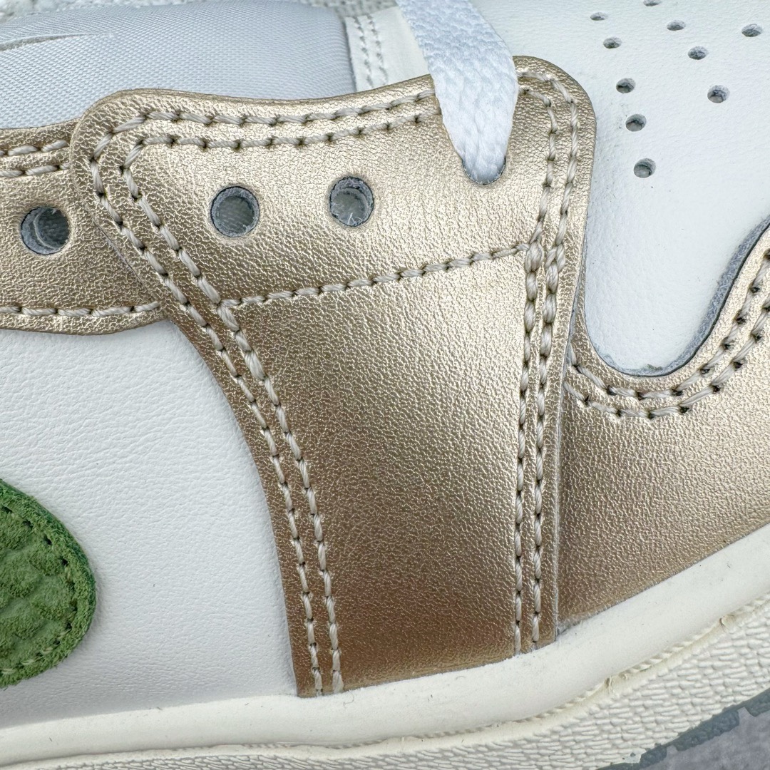 图片[15]-＃LJ渠道版福利 Air Jordan AJ1 Low OG \\\”Year of the Dragon\\\” CNY 龙年限定白绿 FQ6593-100 重金购入原厂楦头原纸板开发 后跟弧度收口自然不对折 极致一眼正品既视感 原厂皮料 进口玻璃冲刀皮料裁剪零毛边 承诺百分百一致原鞋 全鞋电脑针车工艺 鞋面清洁度最高QC检验标准 控制溢胶 整双鞋将白色作为底色 使用绿色、红色、金色等多种色彩装点鞋面 构造出丰富的色彩体系材质方面最值得一提的便是绿色轮廓的皮质 其表面纹路酷似 “龙鳞” 的造型样式 不得不说这样的设计足够吸睛 鞋垫上也有全新的灵感体现 这次设计 Jordan Brand 还选择将中国传统文化中的 “长命锁” 也融入其中 其实不仅仅在鞋垫上 在此次随鞋附赠的配件当中也有所体现通过图片不难看出 除了一个 “长命锁” 造型的挂件外还有两个不同样式的红包其中左侧红包上同样印有 “长命锁” 的寓意图案 而在右侧的红包上则展现出的是 “龙凤呈祥” 的样式 尺码：36 36.5 37.5 38 38.5 39 40-选品中心
