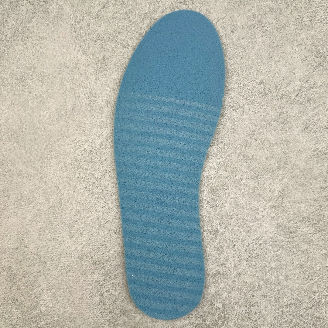 图片[19]-＃LJ渠道版福利 Air Jordan AJ1 Low OG \\\”Year of the Dragon\\\” CNY 龙年限定白绿 FQ6593-100 重金购入原厂楦头原纸板开发 后跟弧度收口自然不对折 极致一眼正品既视感 原厂皮料 进口玻璃冲刀皮料裁剪零毛边 承诺百分百一致原鞋 全鞋电脑针车工艺 鞋面清洁度最高QC检验标准 控制溢胶 整双鞋将白色作为底色 使用绿色、红色、金色等多种色彩装点鞋面 构造出丰富的色彩体系材质方面最值得一提的便是绿色轮廓的皮质 其表面纹路酷似 “龙鳞” 的造型样式 不得不说这样的设计足够吸睛 鞋垫上也有全新的灵感体现 这次设计 Jordan Brand 还选择将中国传统文化中的 “长命锁” 也融入其中 其实不仅仅在鞋垫上 在此次随鞋附赠的配件当中也有所体现通过图片不难看出 除了一个 “长命锁” 造型的挂件外还有两个不同样式的红包其中左侧红包上同样印有 “长命锁” 的寓意图案 而在右侧的红包上则展现出的是 “龙凤呈祥” 的样式 尺码：36 36.5 37.5 38 38.5 39 40-选品中心